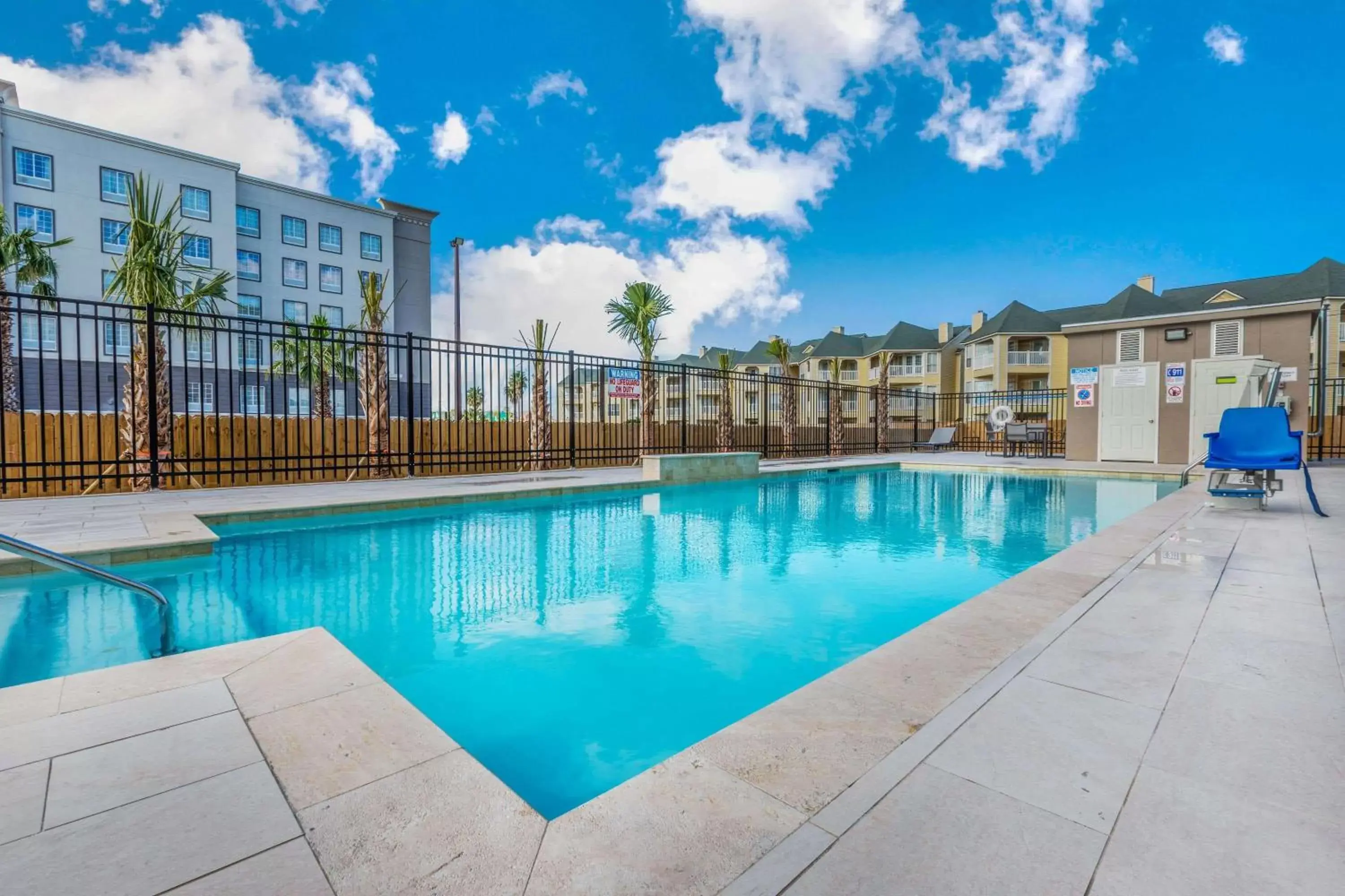 Property building, Swimming Pool in La Quinta Inn & Suites by Wyndham Galveston West Seawall