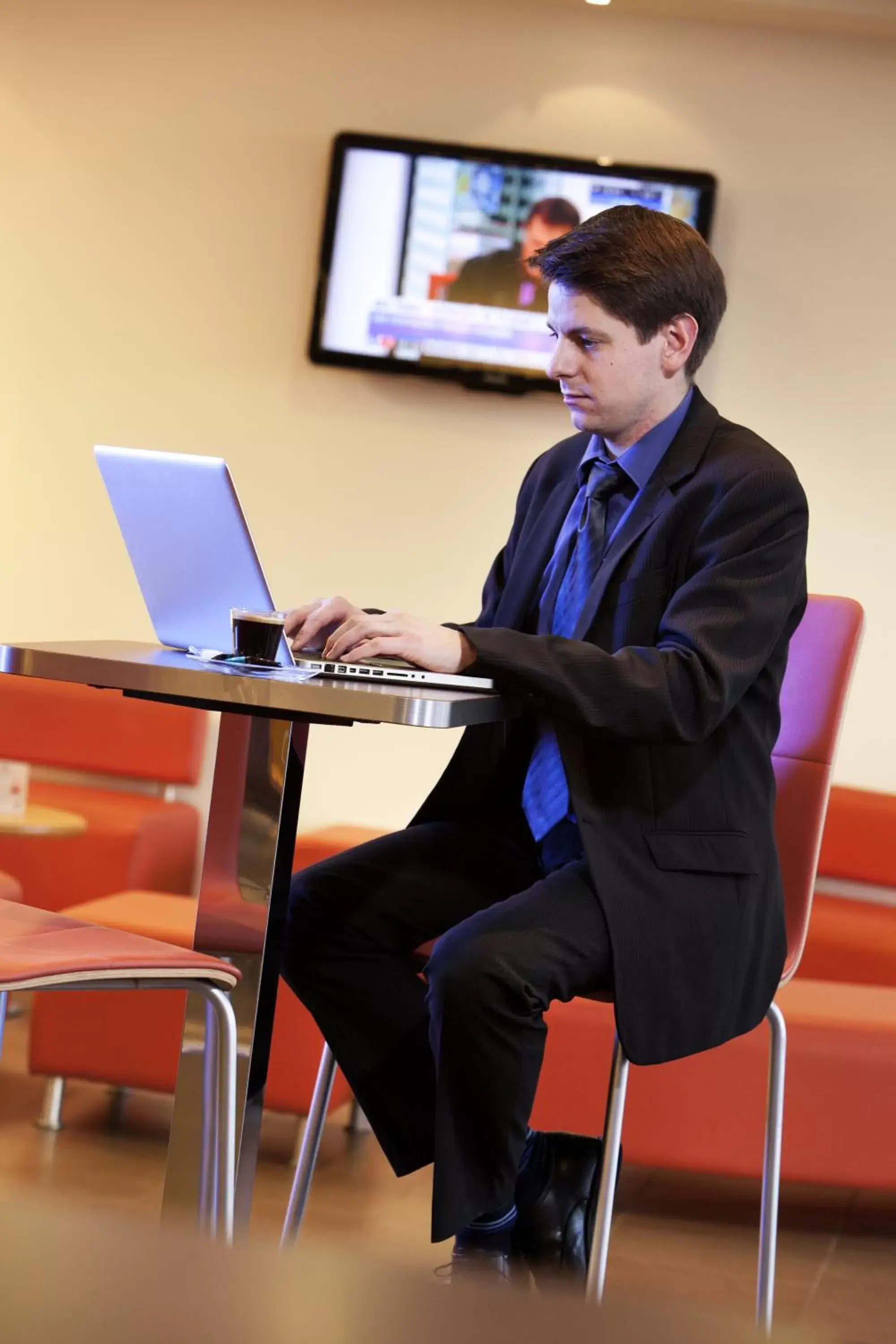 Lobby or reception in ibis Beauvais Aéroport