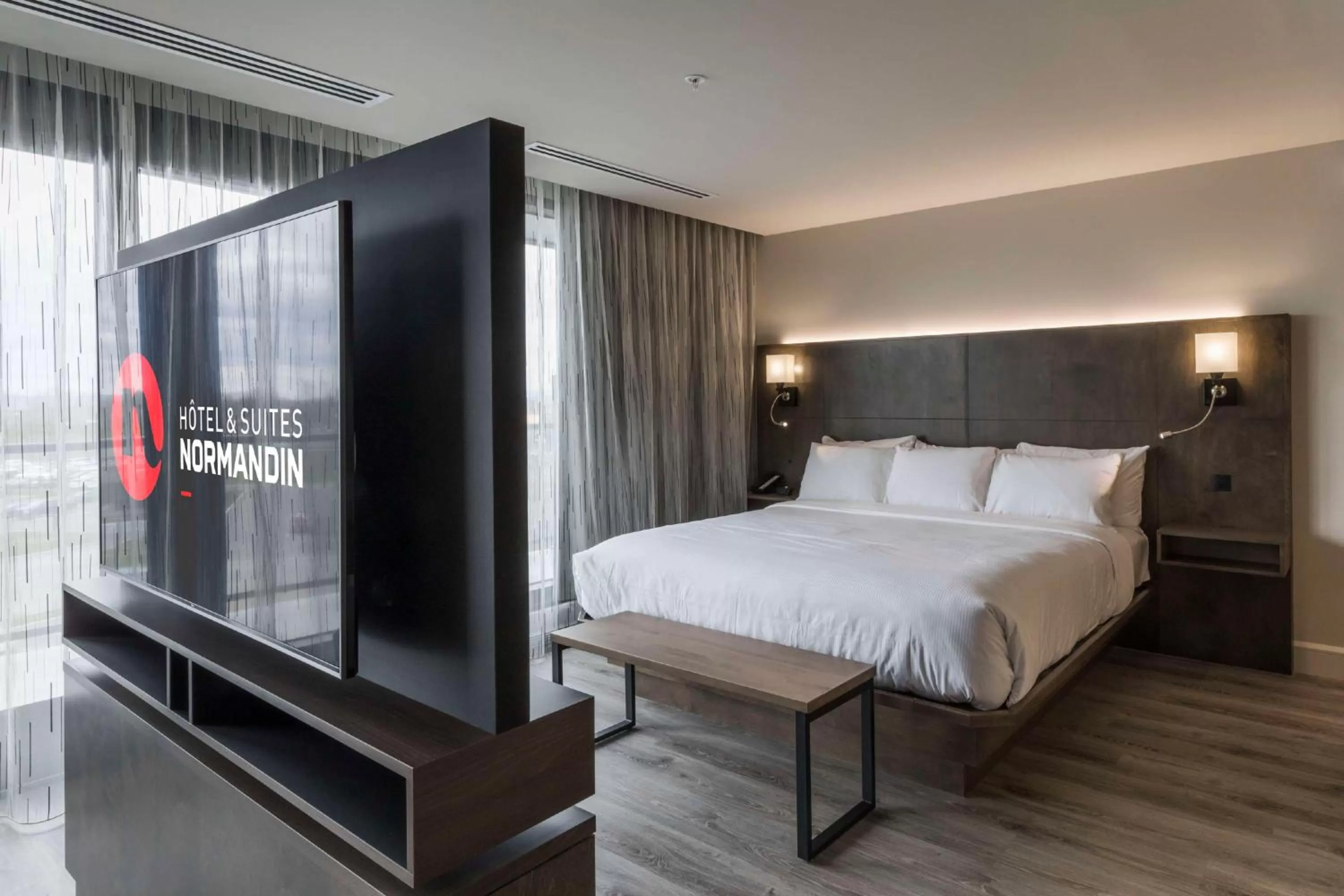 Bed in Hôtel & Suites Normandin Lévis