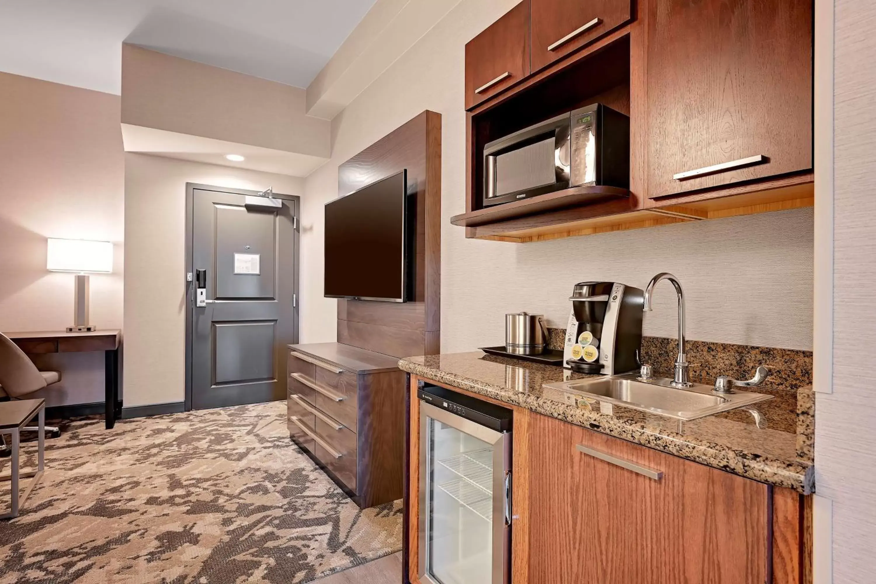 Bedroom, Kitchen/Kitchenette in DoubleTree by Hilton Denver International Airport, CO