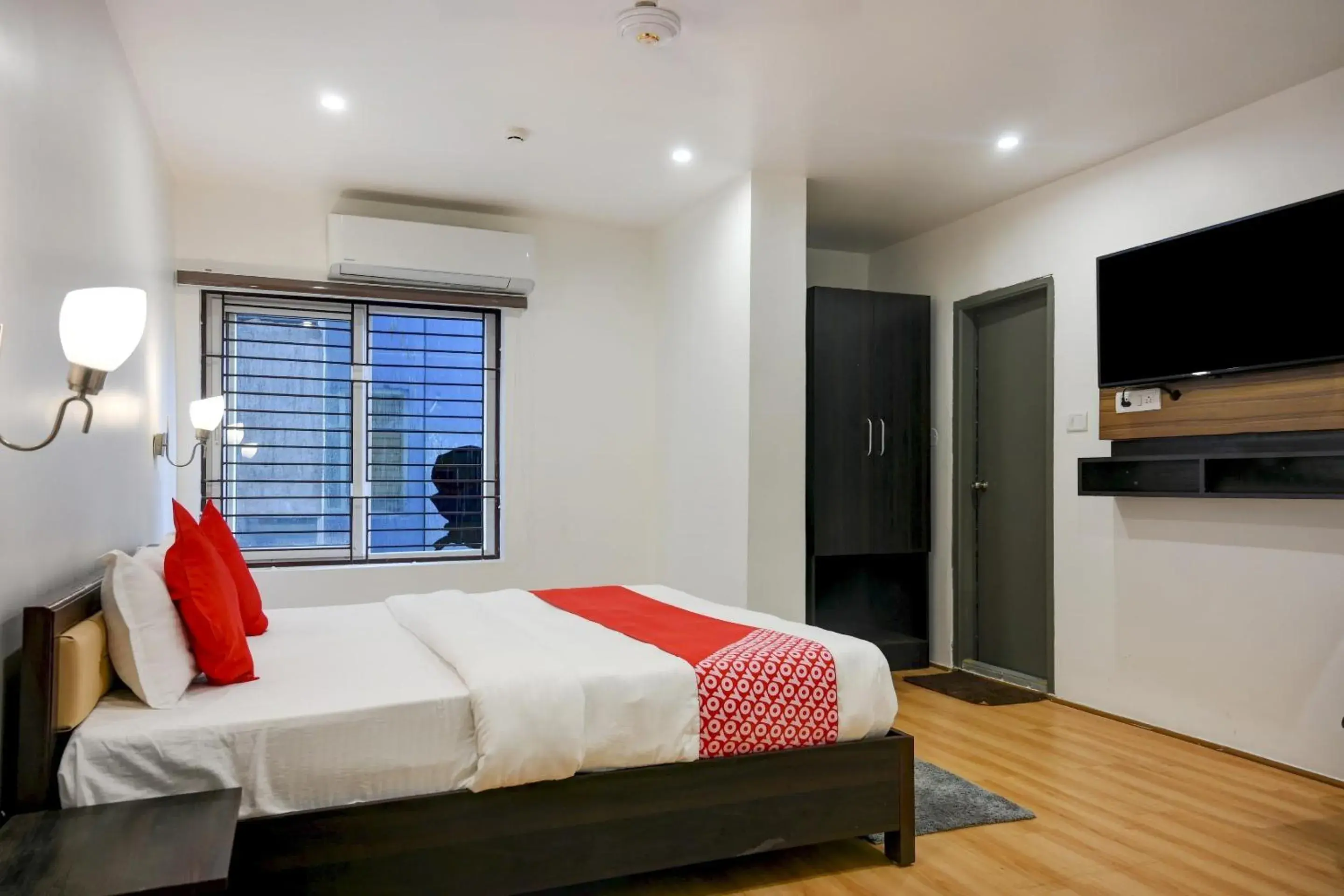 Bedroom, TV/Entertainment Center in Super OYO Townhouse 412 Aditya International