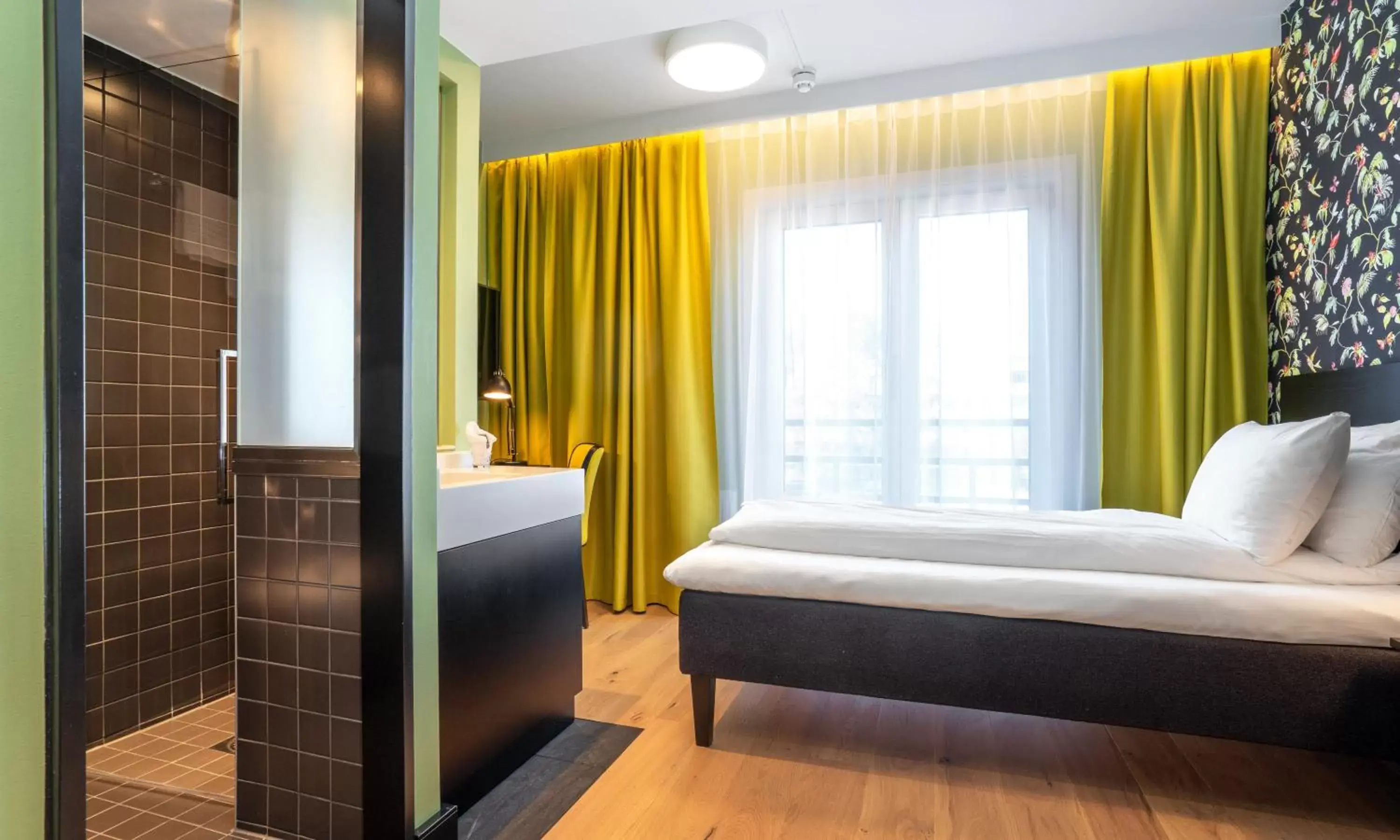 Bathroom, Bed in Thon Hotel Gyldenløve