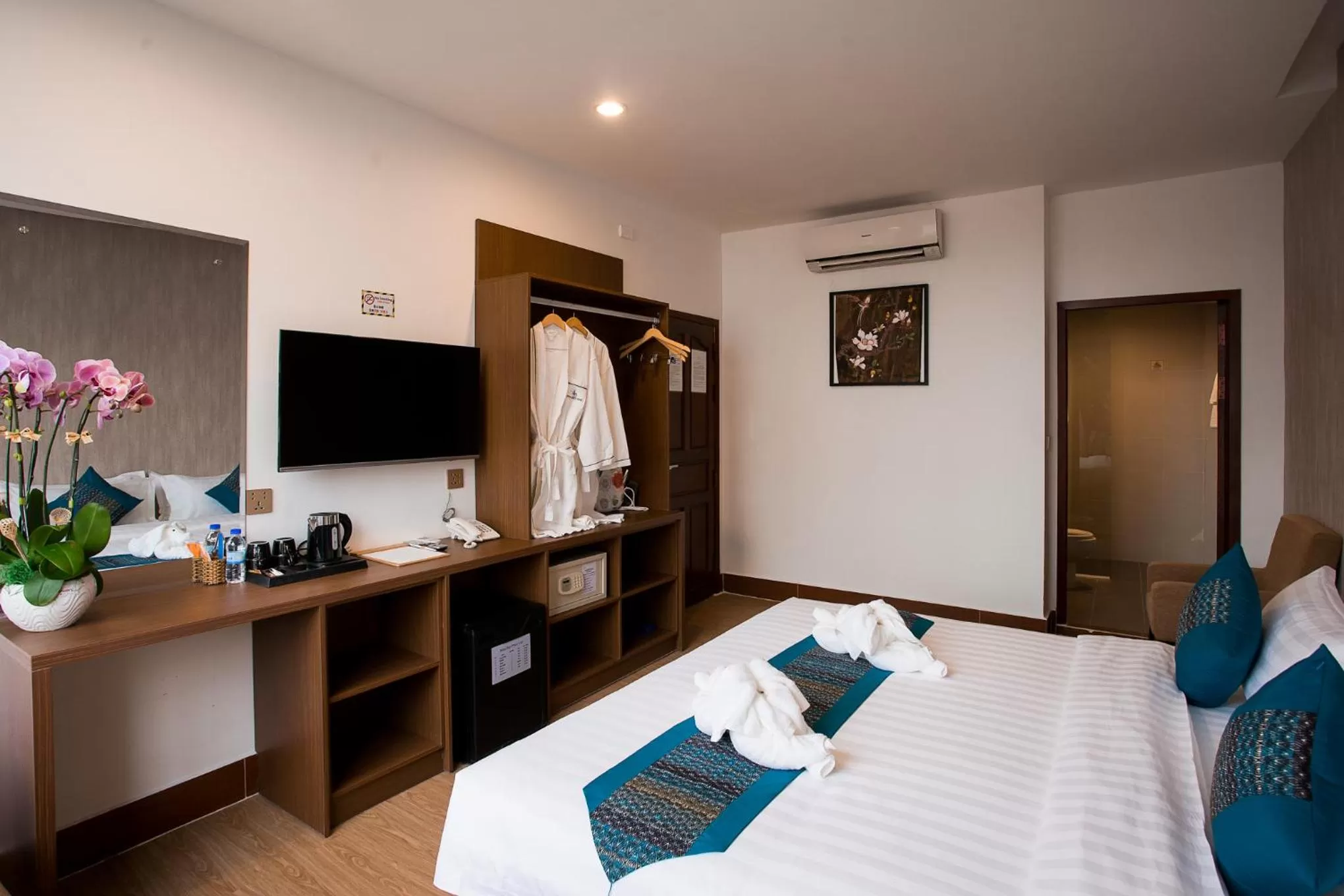 Photo of the whole room, Bed in Orussey One Boutique