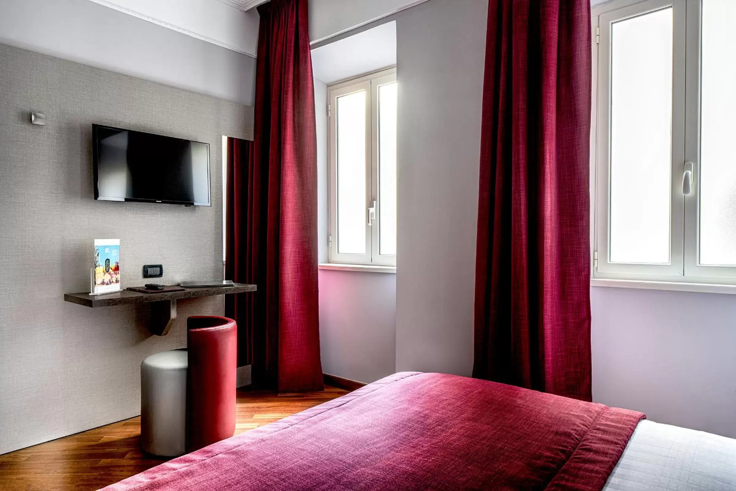 Bed, TV/Entertainment Center in Hotel Varese