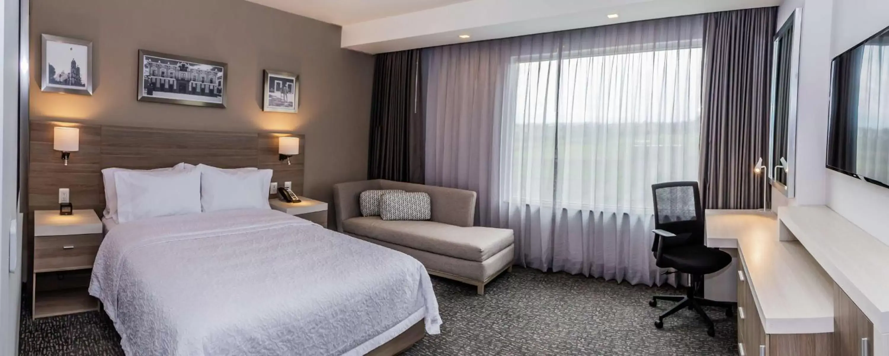 Bedroom, Bed in Hampton Inn & Suites By Hilton Puebla