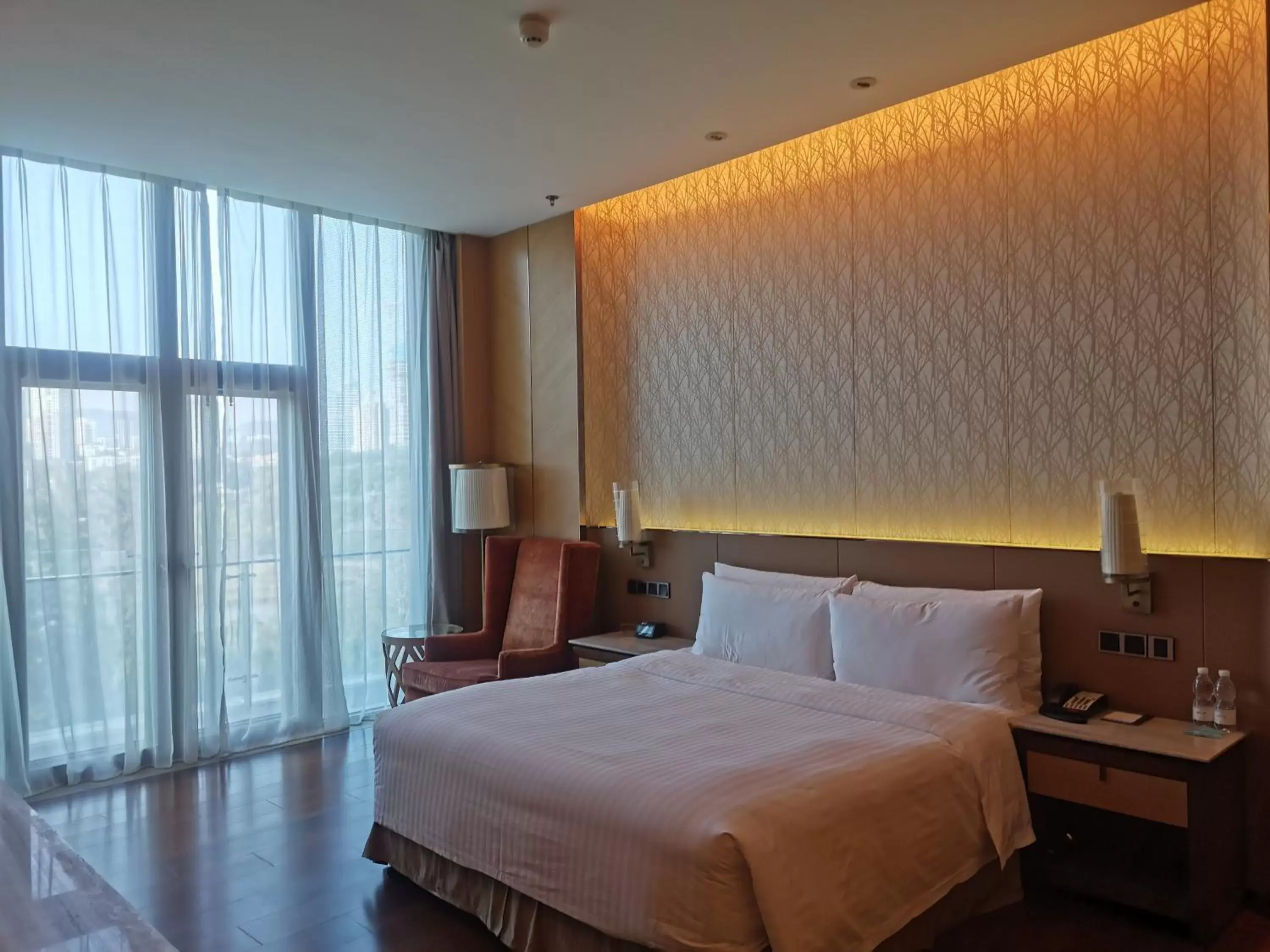 Dining area, Bed in The OCT Harbour, Shenzhen - Marriott Executive Apartments