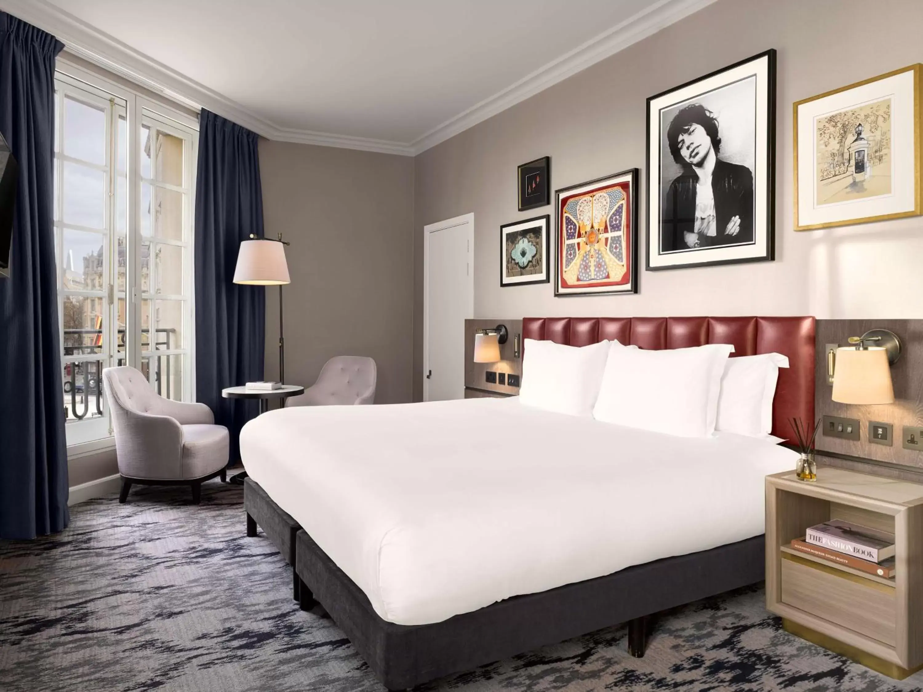 Living room, Bed in The Trafalgar St. James, London Curio collection by Hilton