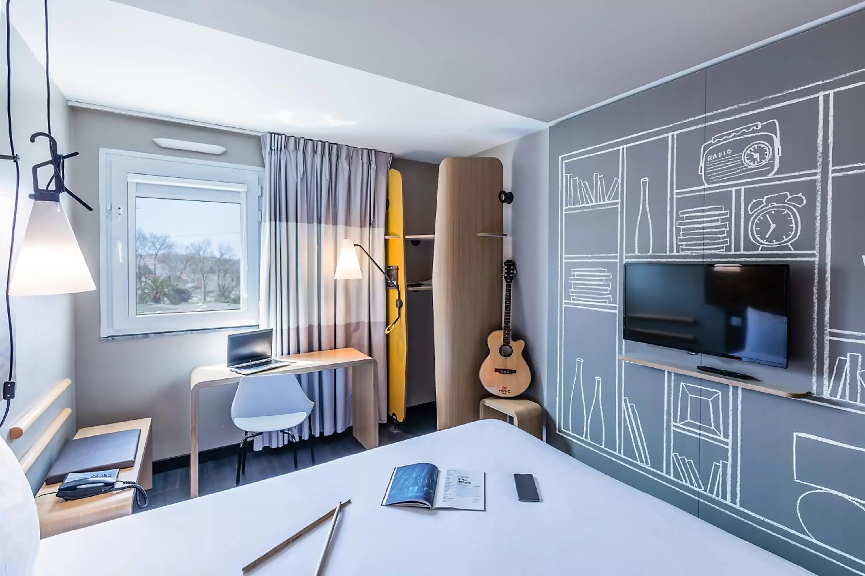 Bedroom, TV/Entertainment Center in Hotel ibis Porto Gaia