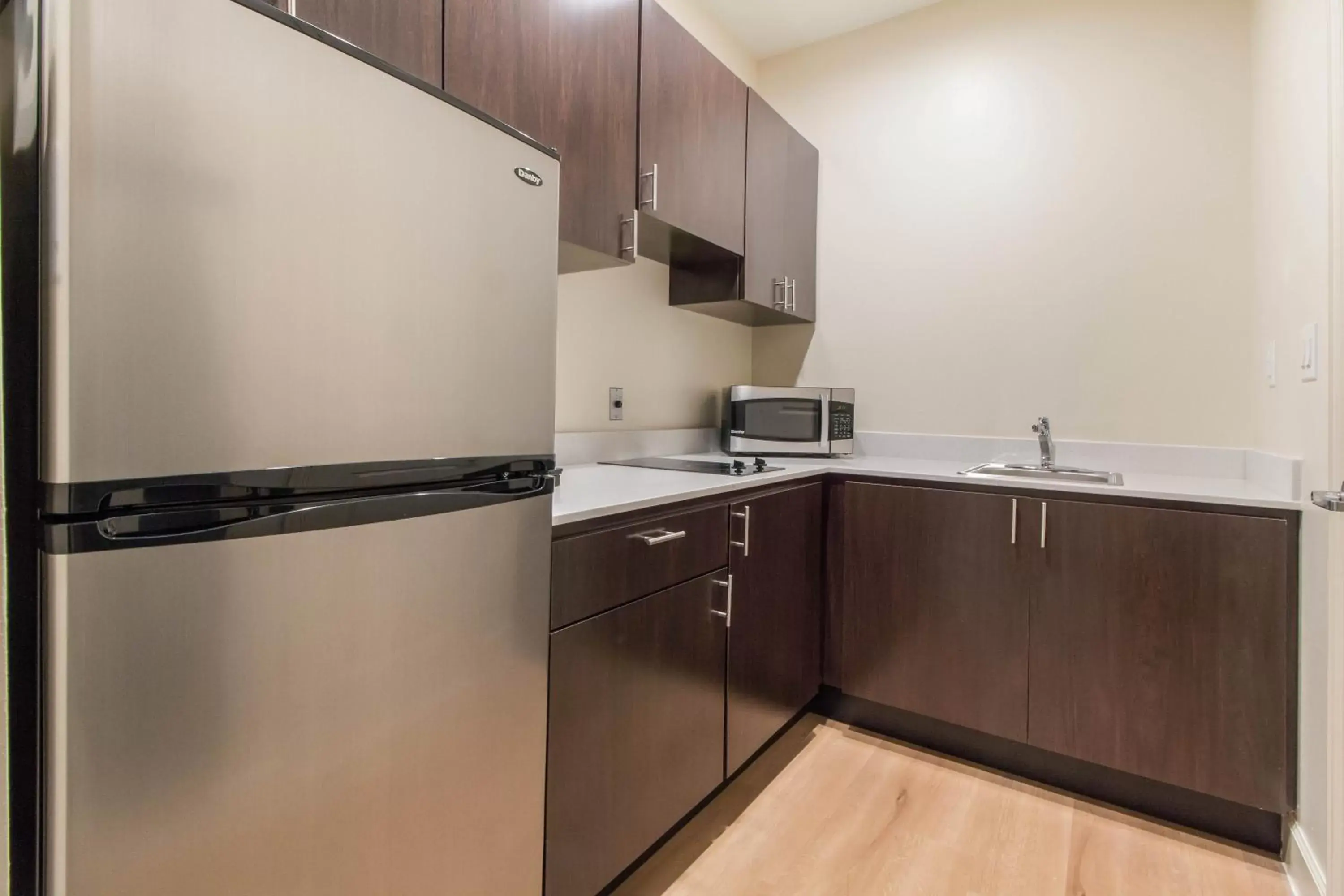 Photo of the whole room, Kitchen/Kitchenette in Red Roof Inn Houston - Willowbrook
