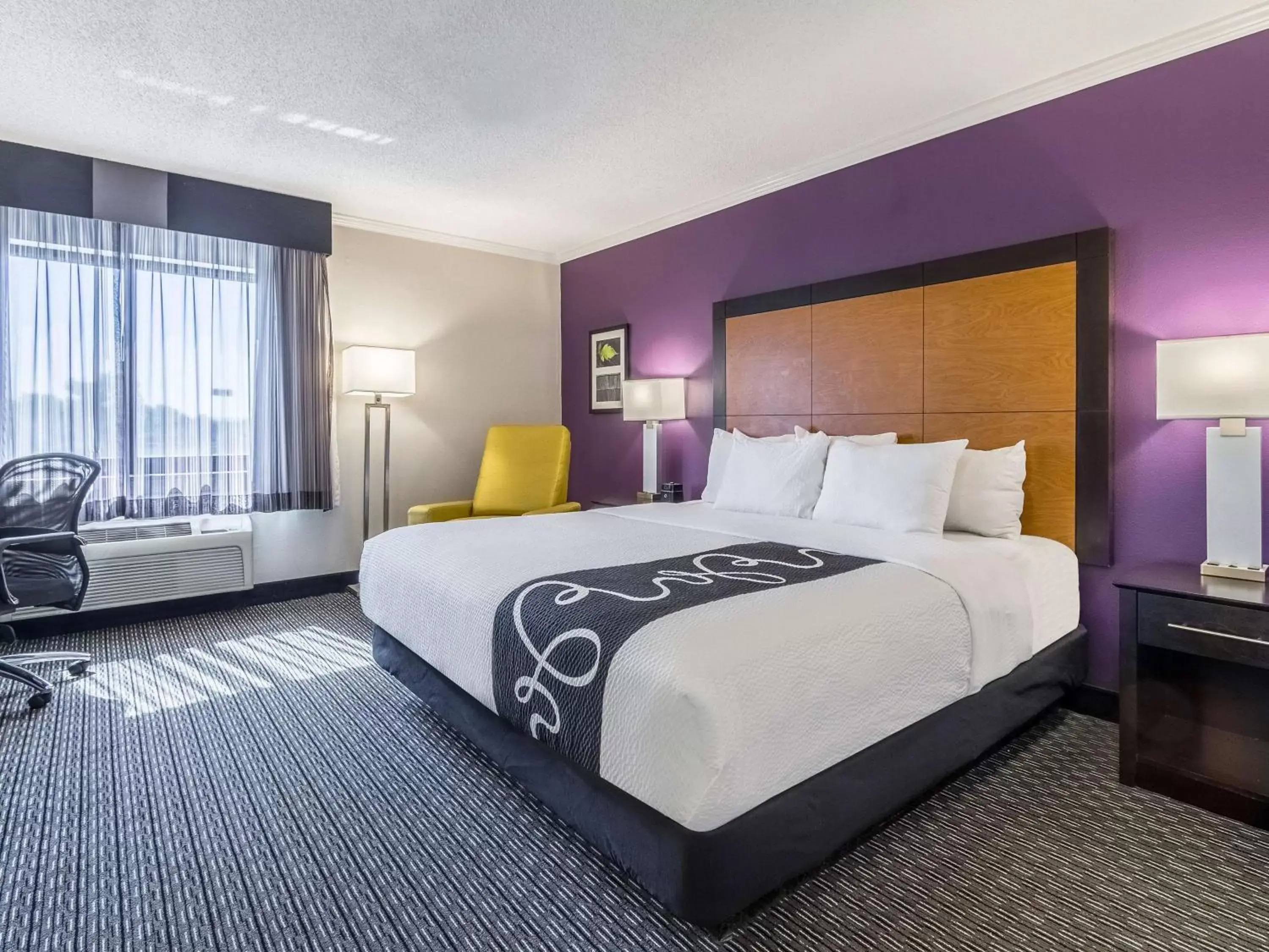 Photo of the whole room, Bed in La Quinta by Wyndham Cleveland - Airport North