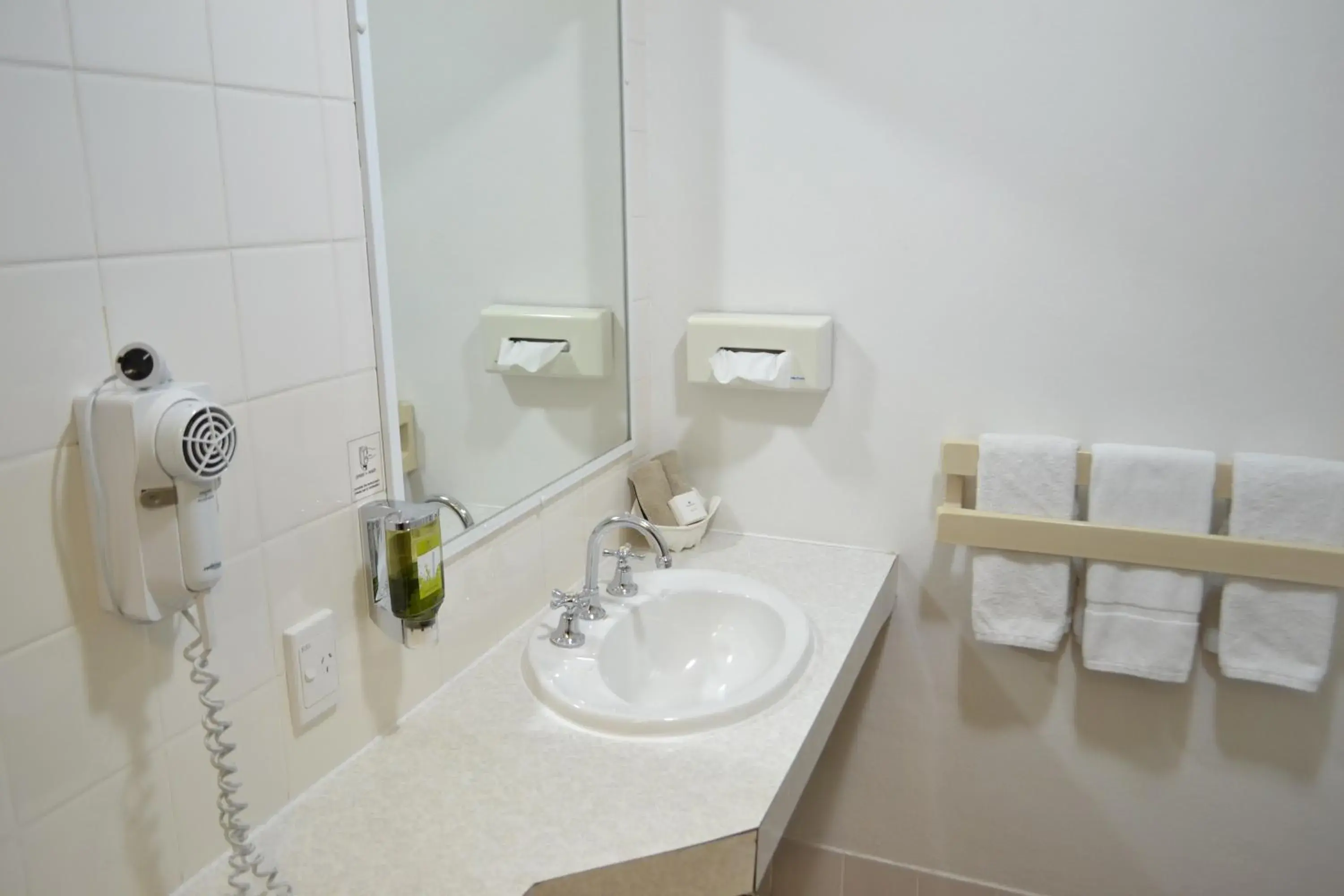 Shower, Bathroom in Tamworth Motor Inn & Cabins