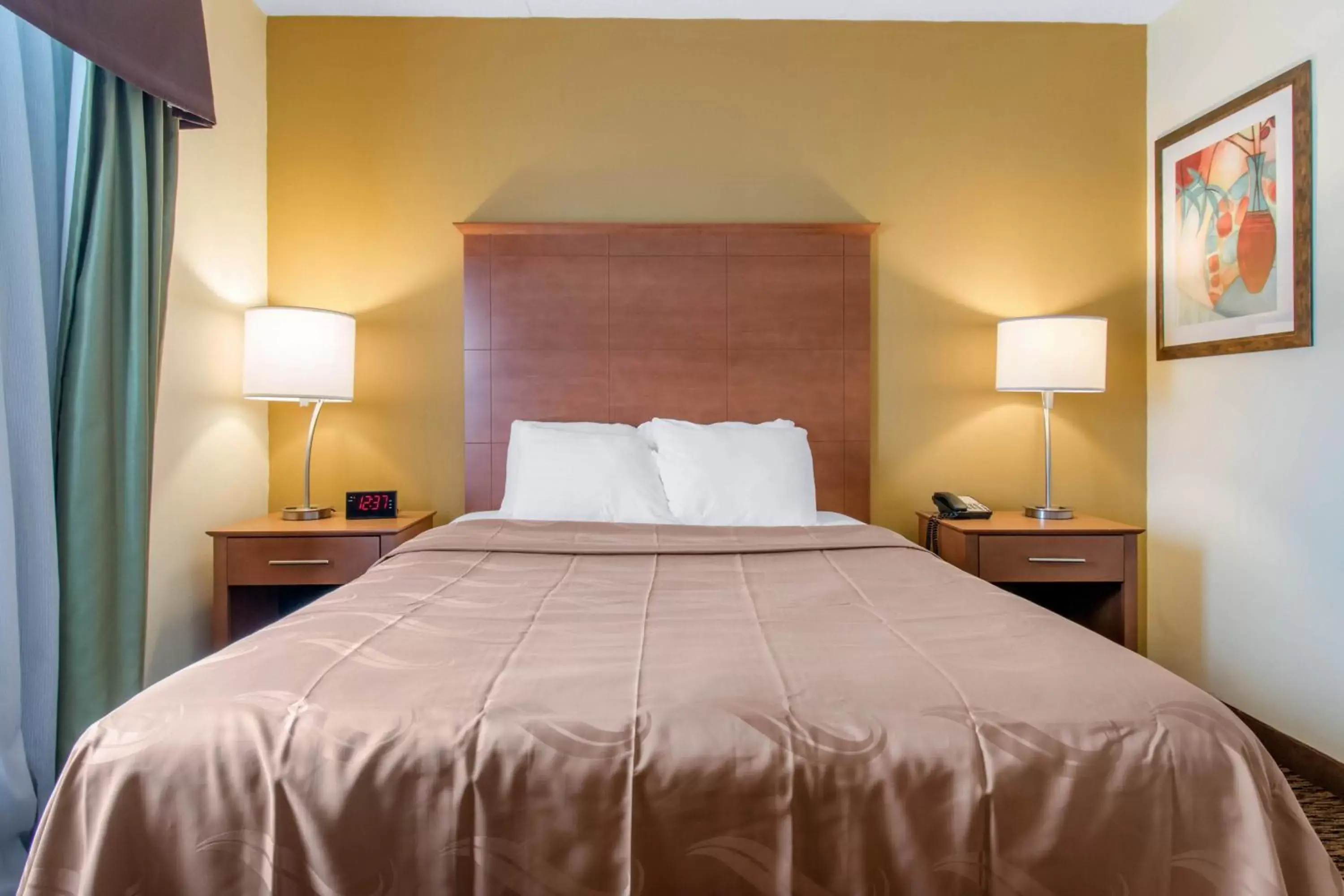 Bed in Clarion Hotel & Suites University-Shippensburg