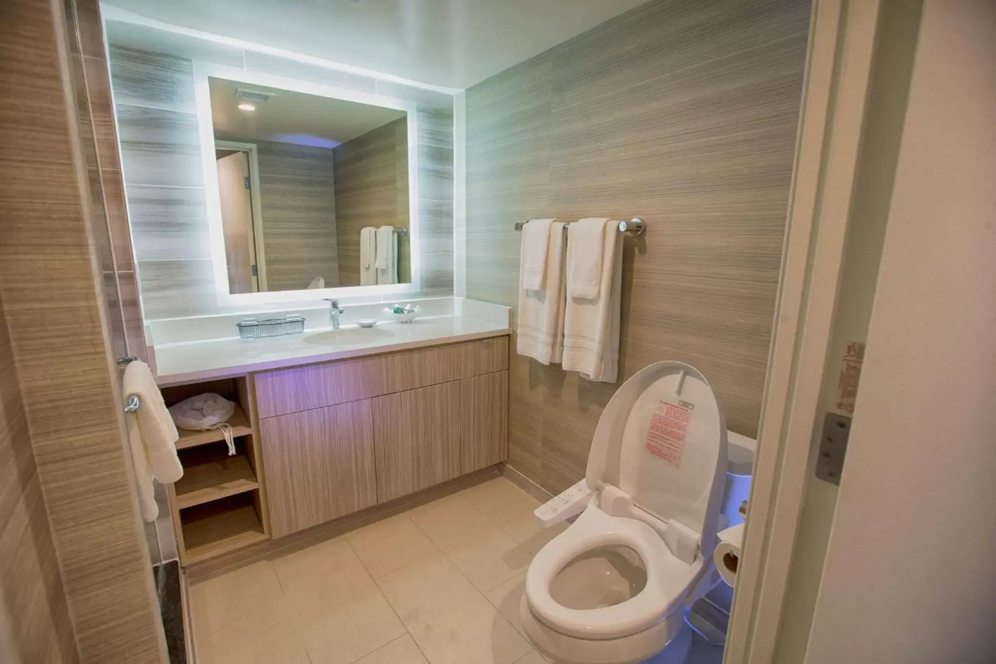 Toilet, Bathroom in Polynesian Residences Waikiki Beach