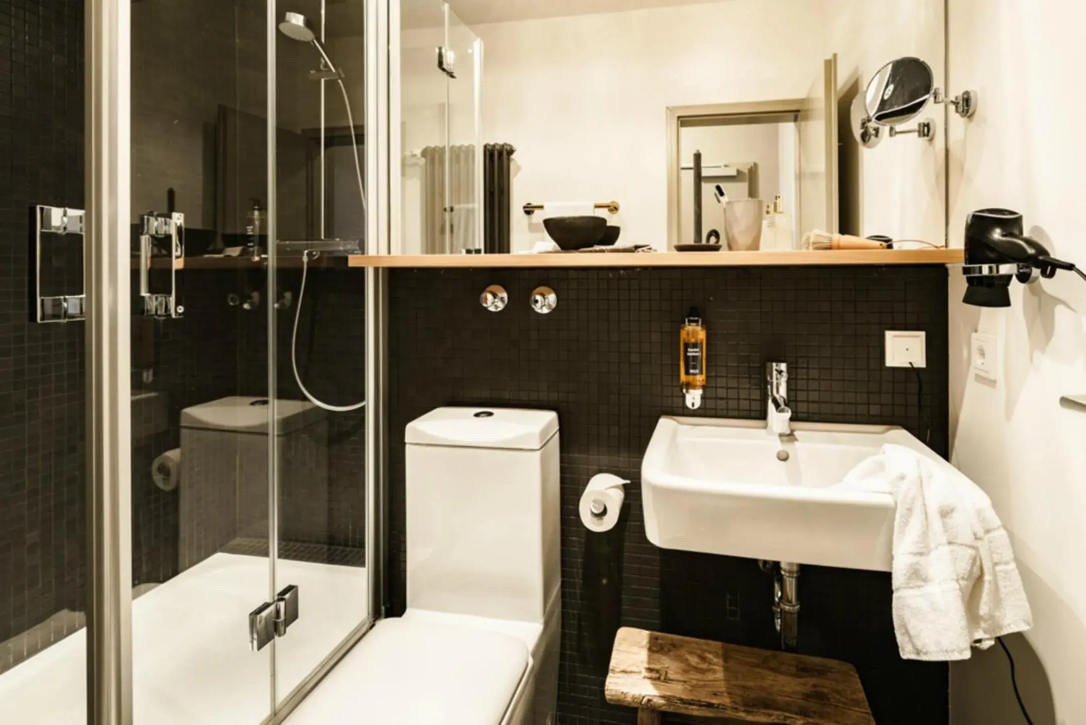 Photo of the whole room, Bathroom in Bold Hotel München Zentrum