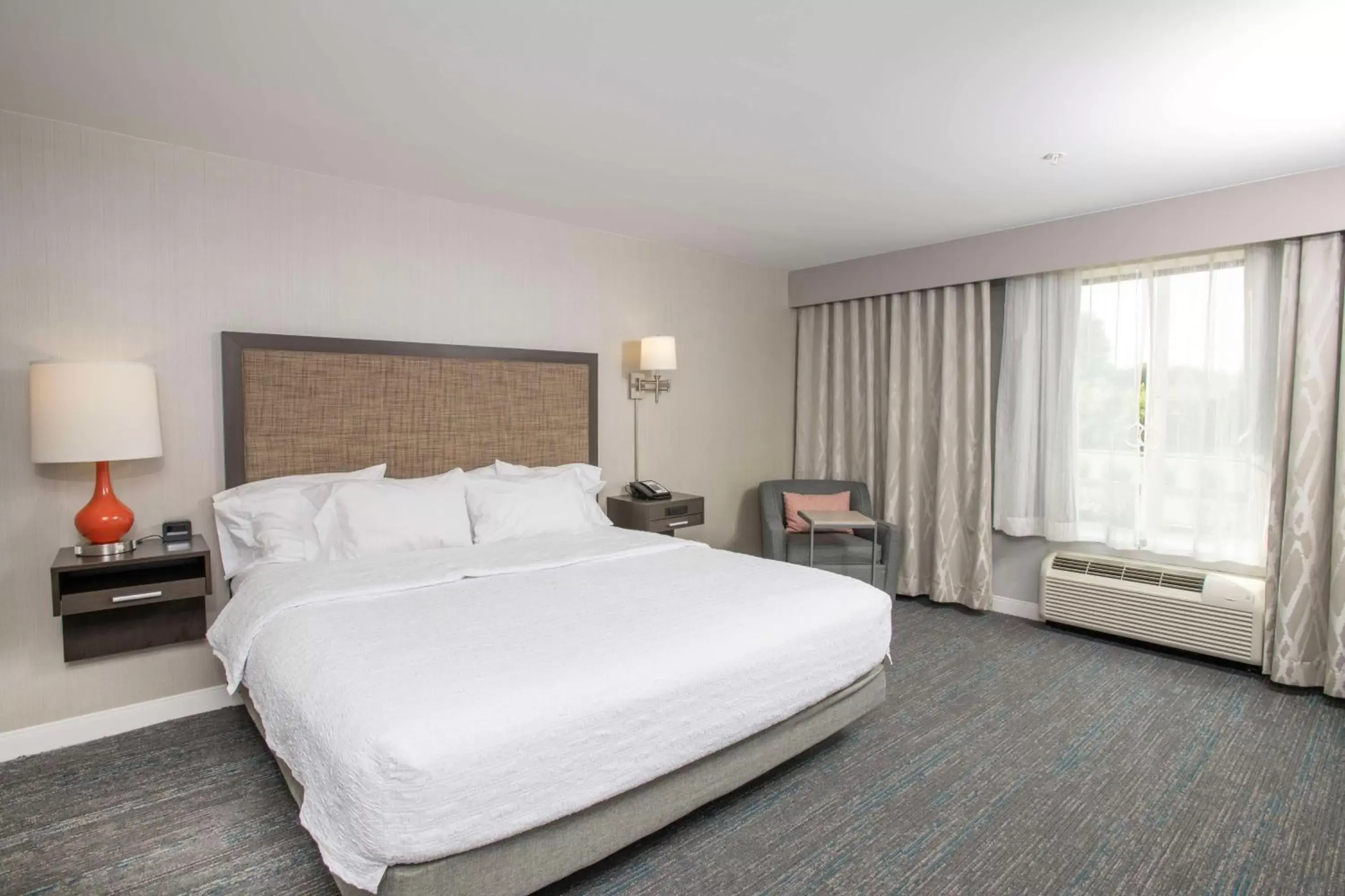 Bed in Hampton Inn & Suites - Cincinnati/Kenwood, OH