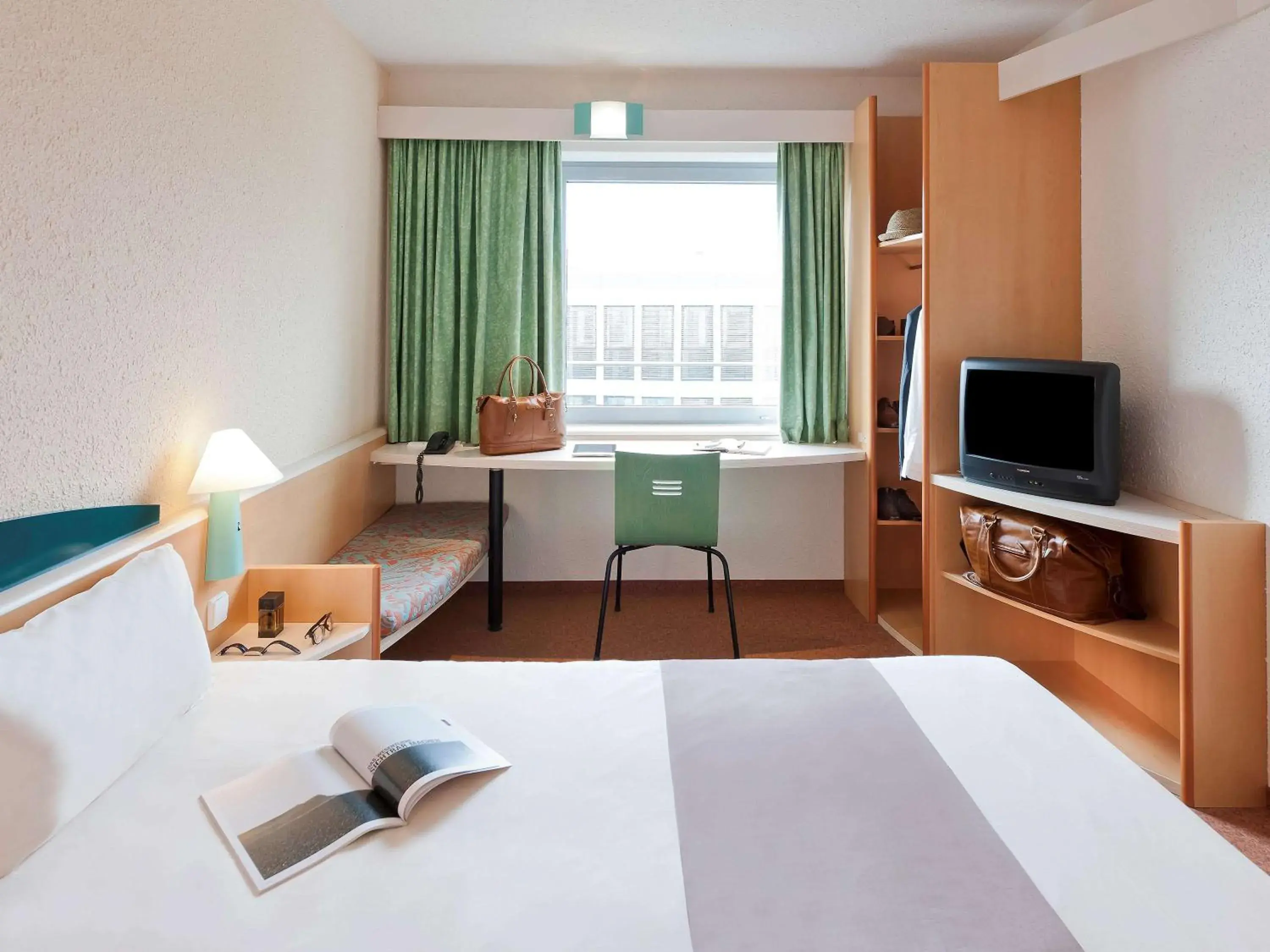 Photo of the whole room, TV/Entertainment Center in Ibis Madrid Alcorcon Tresaguas