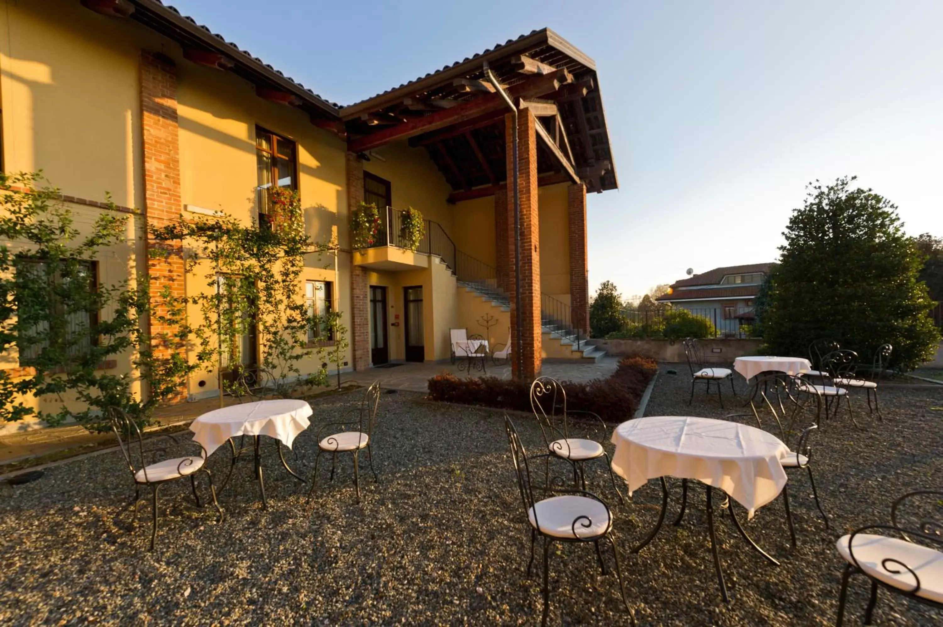 Patio, Property Building in Best Western Plus Hotel Le Rondini