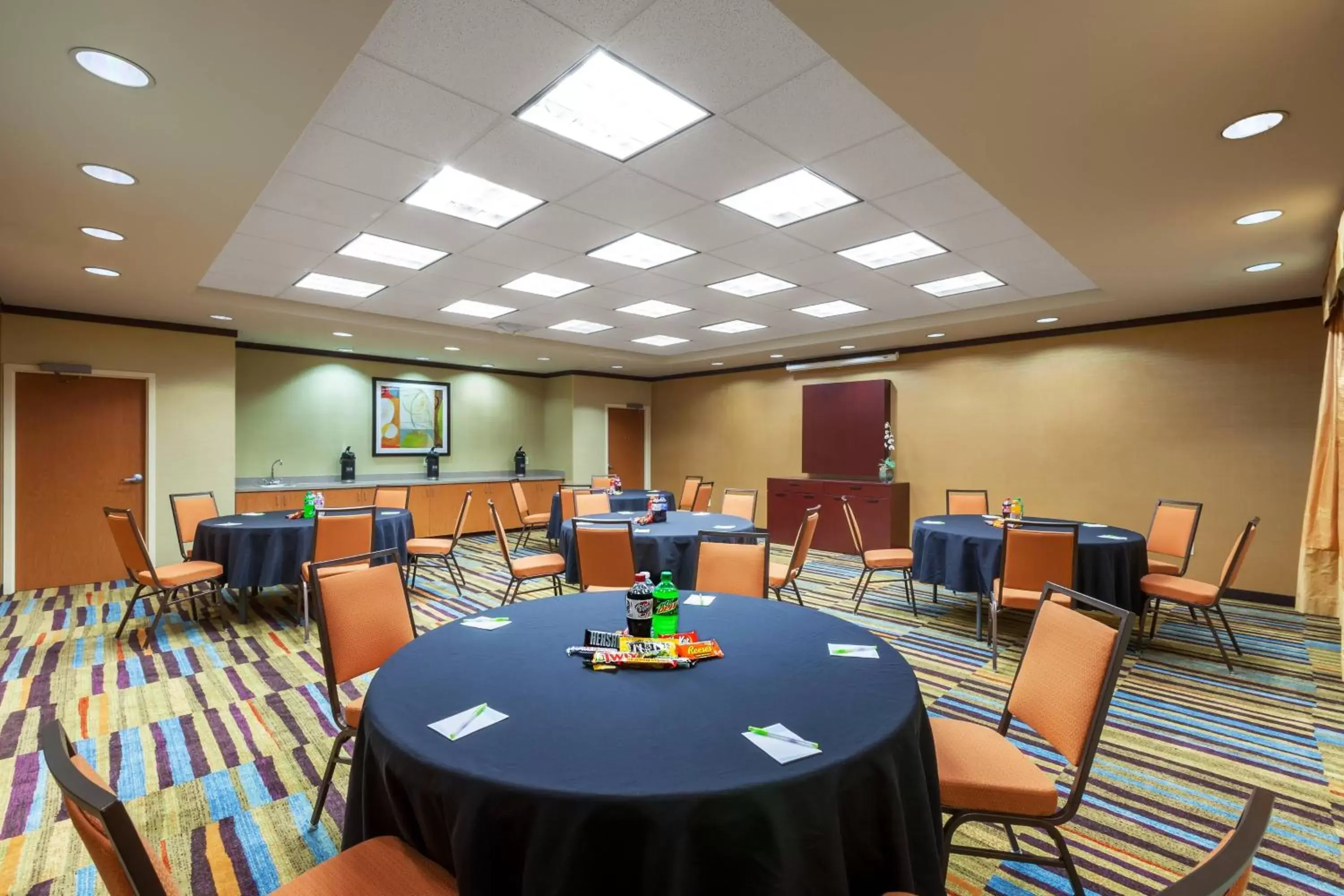 Meeting/conference room in Fairfield Inn & Suites by Marriott Rogers