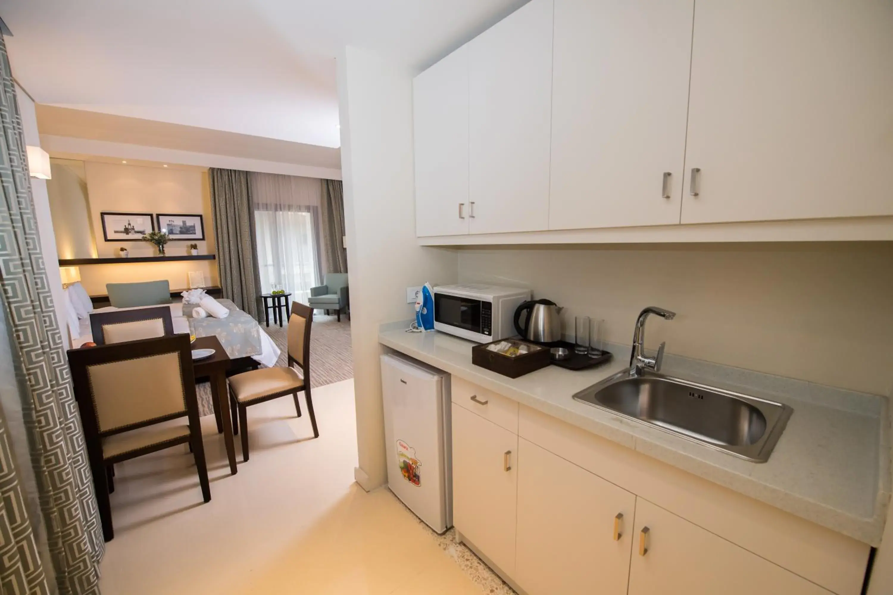 Bed, Kitchen/Kitchenette in The Parisian Hotel