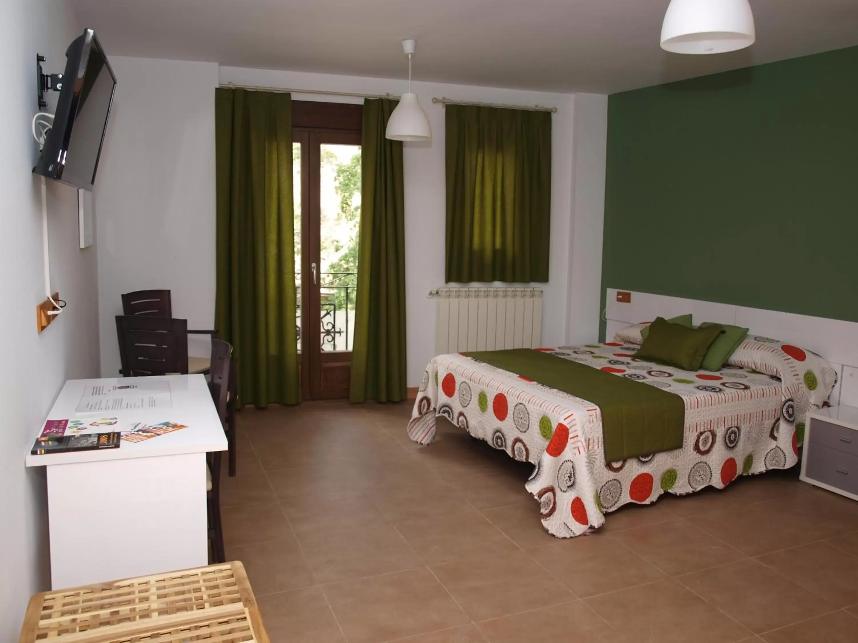 Balcony/Terrace, Bed in Hostal La Ribera del Júcar