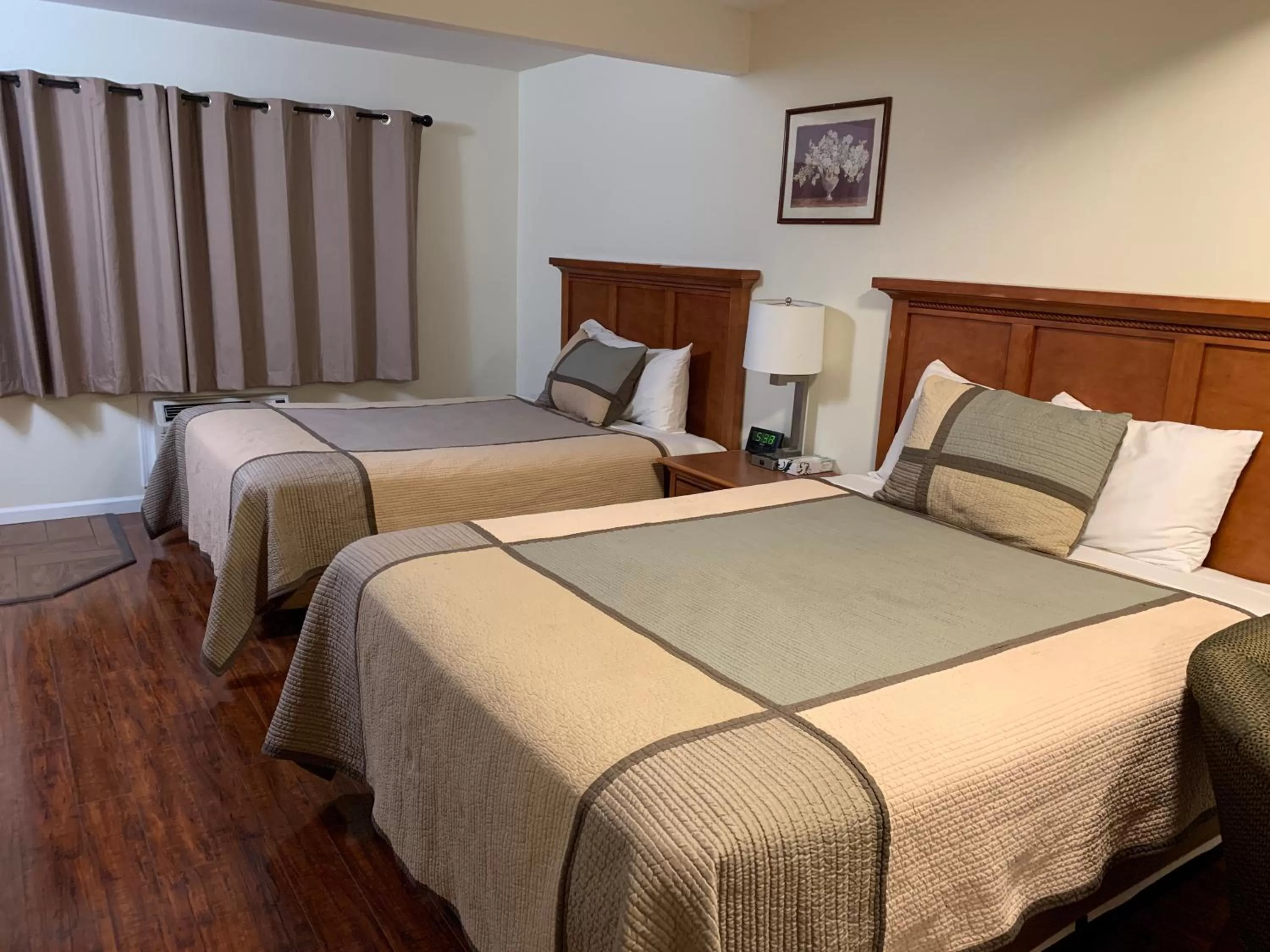 Bed in Townhouse Inn & Suites