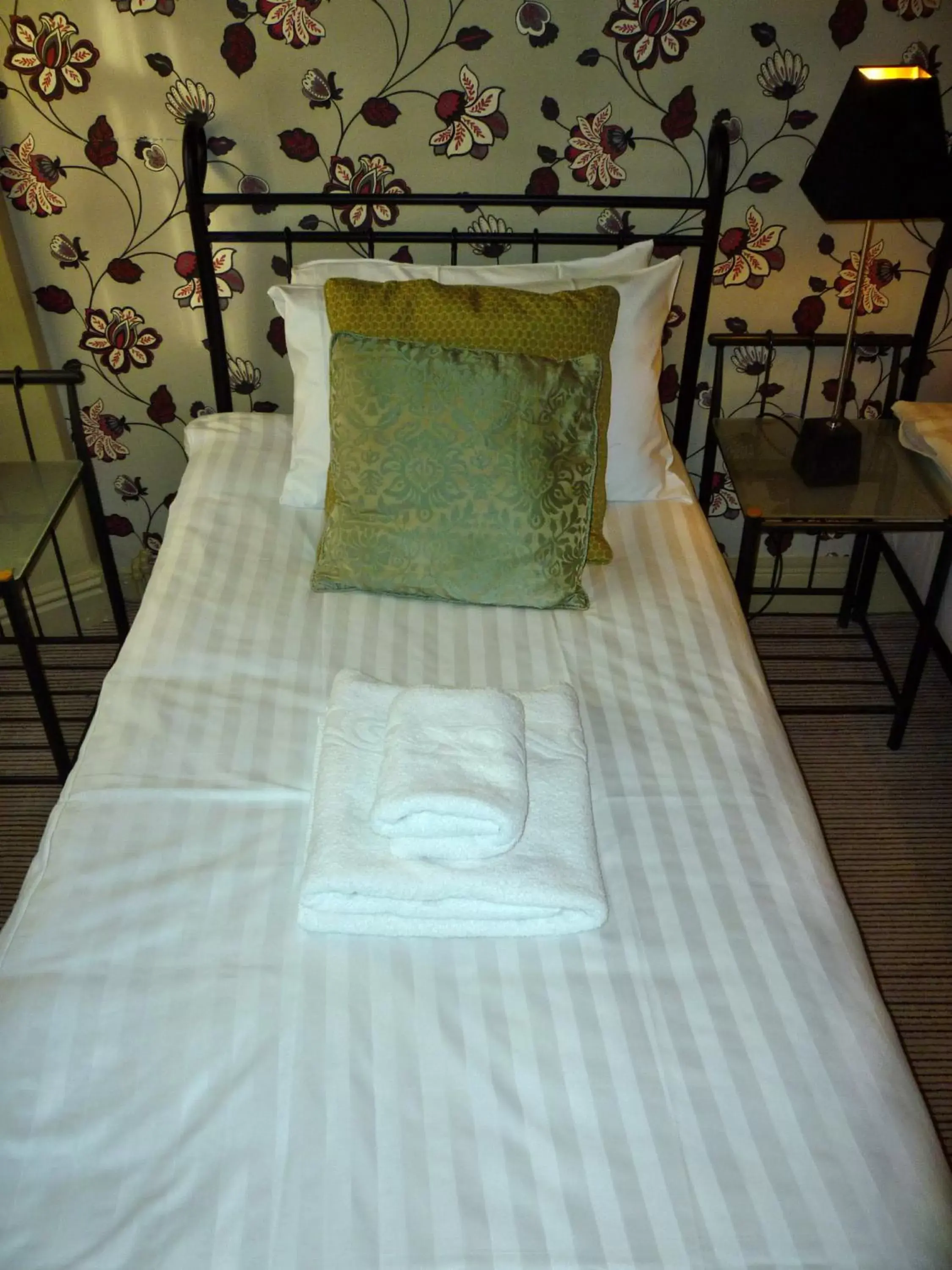 Bed in Royal Oak Inn Bed in Royal Oak Inn