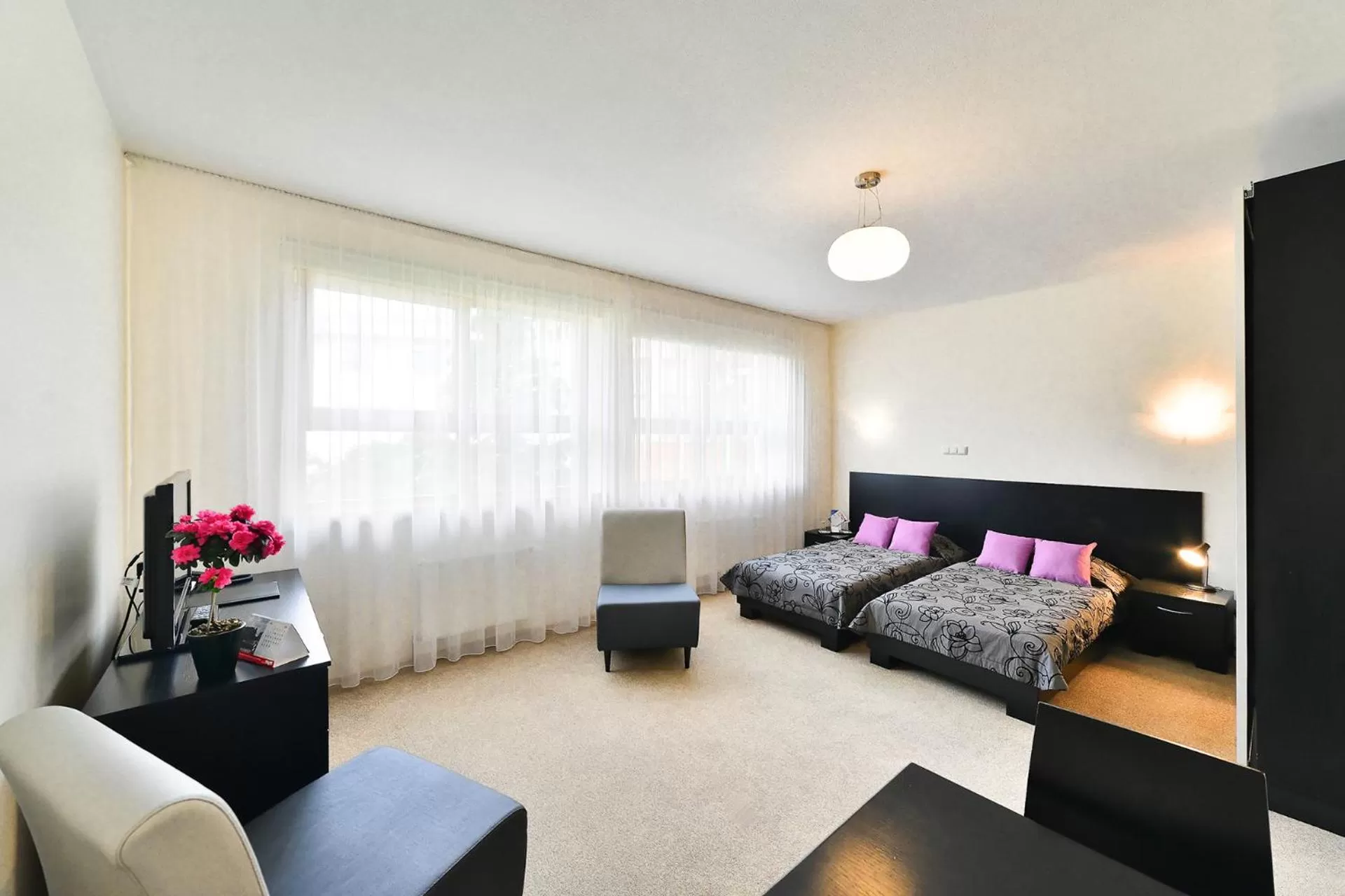 Photo of the whole room in Hotel Vantis Riverside