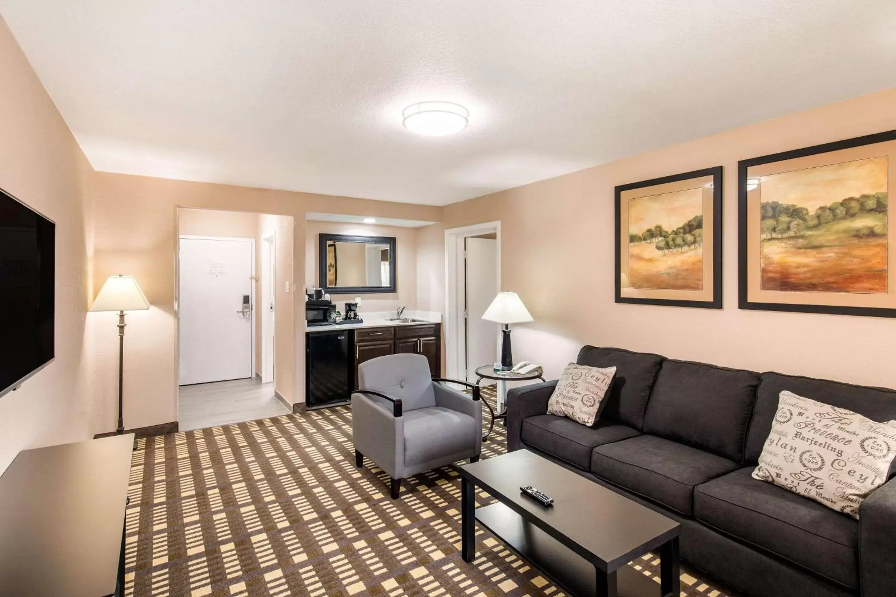 Photo of the whole room, Seating Area in Quality Inn & Suites Plano