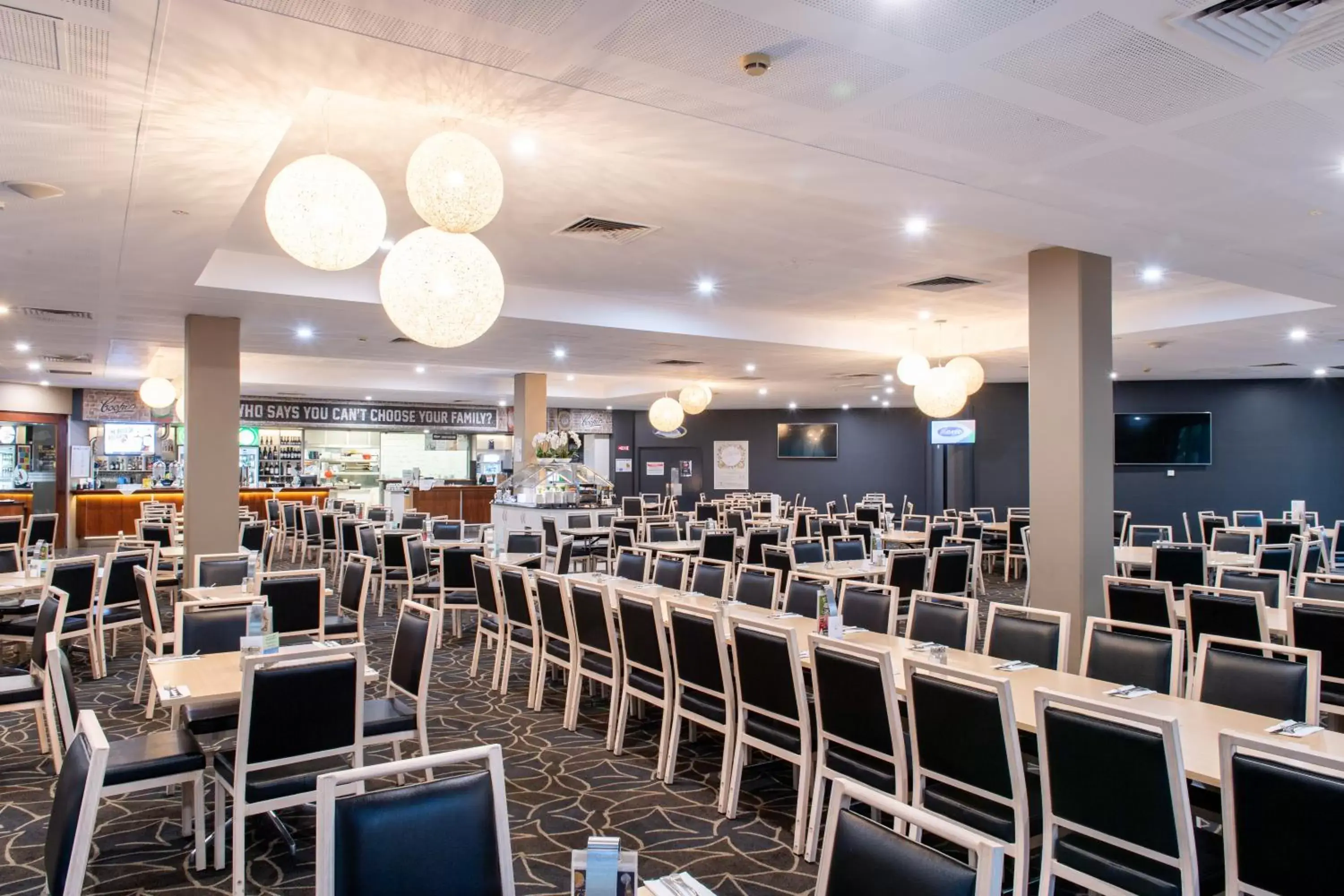 Restaurant/Places to Eat in Mawson Lakes Hotel