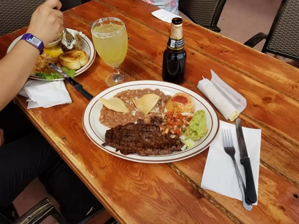 Food and drinks in Howard Johnson by Wyndham Raton