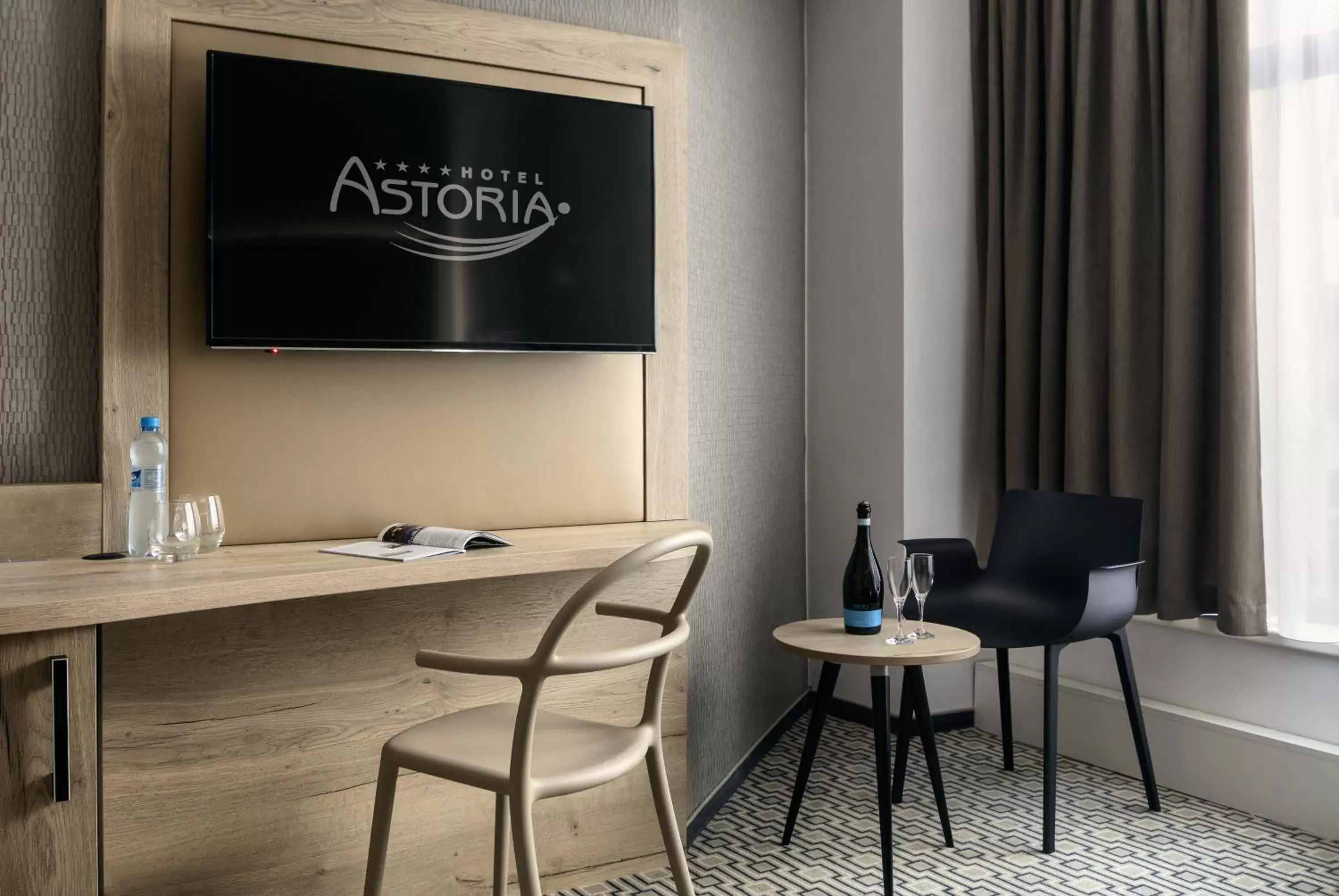 TV and multimedia, TV/Entertainment Center in Astoria Hotel