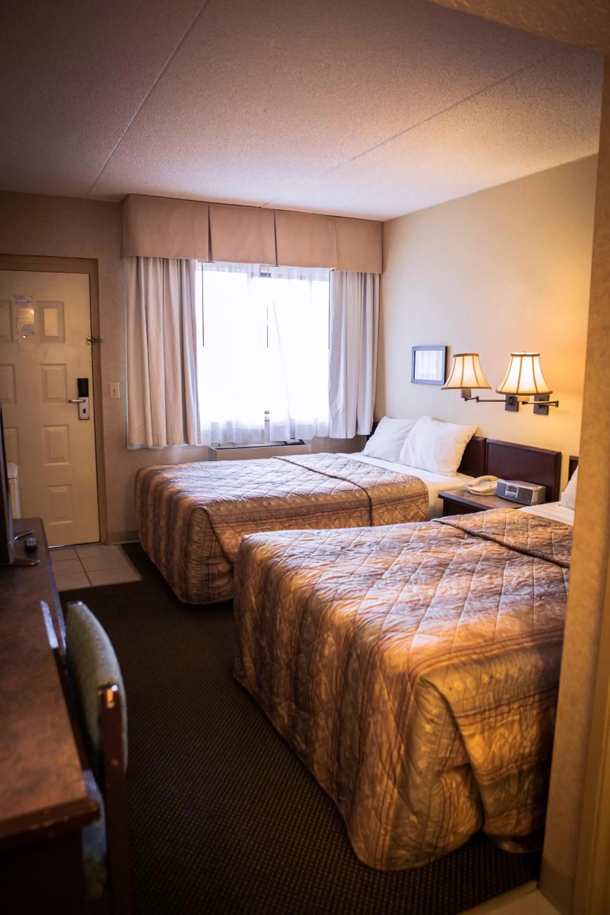 Photo of the whole room, Bed in Langley Hwy Hotel