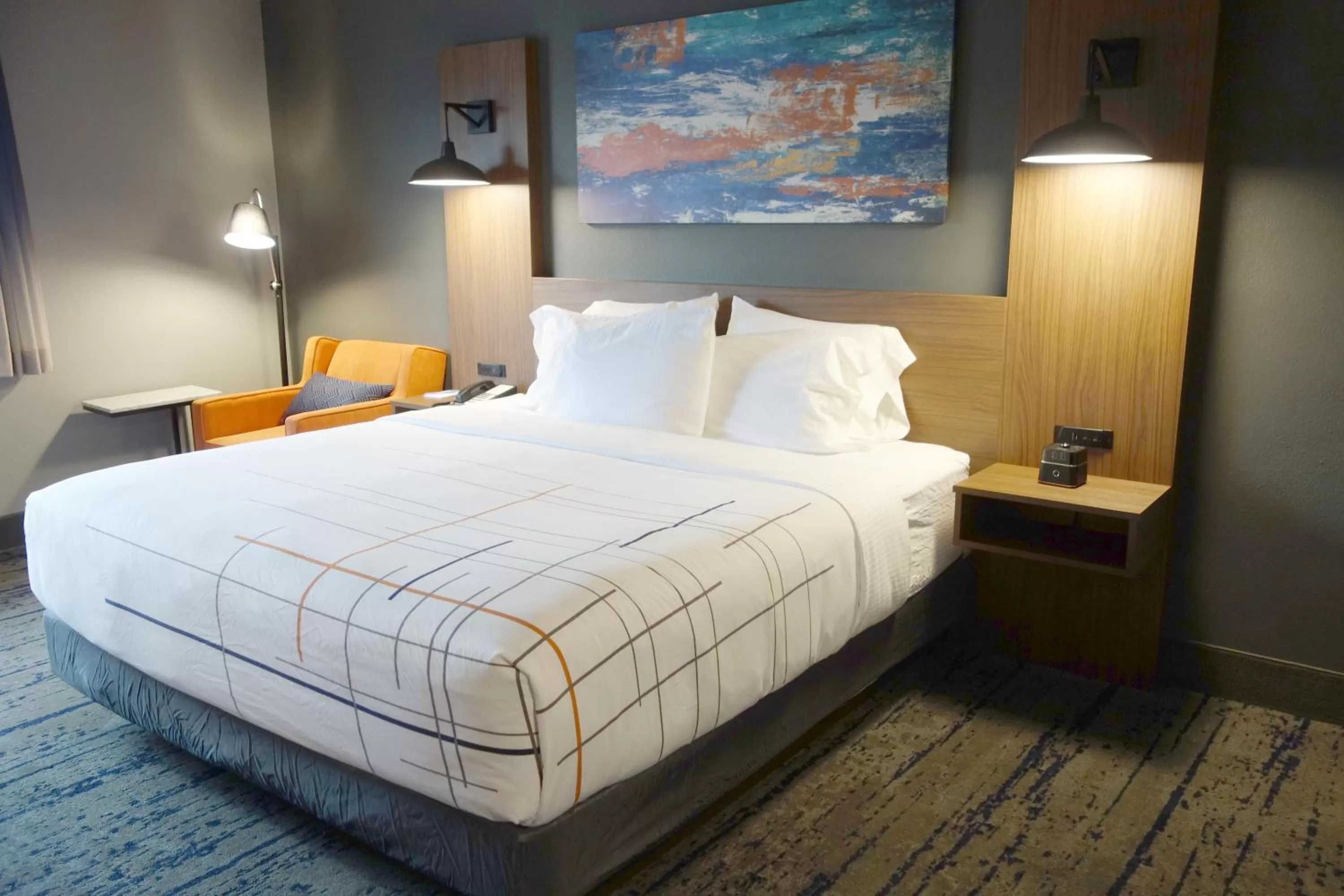 Bed in La Quinta Inn & Suites by Wyndham Springfield