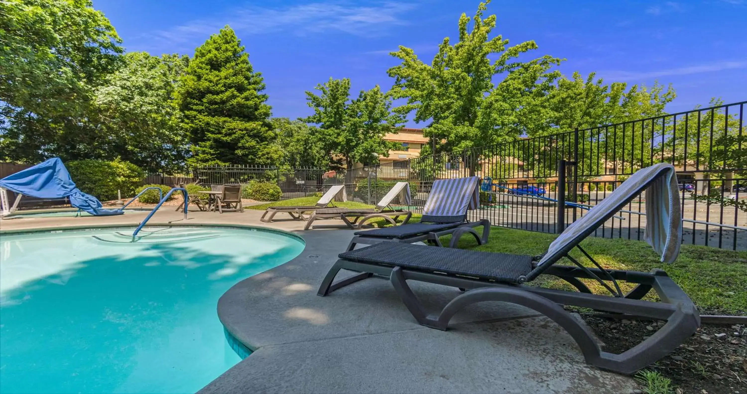 Pool view, Swimming Pool in Best Western Heritage Inn Chico