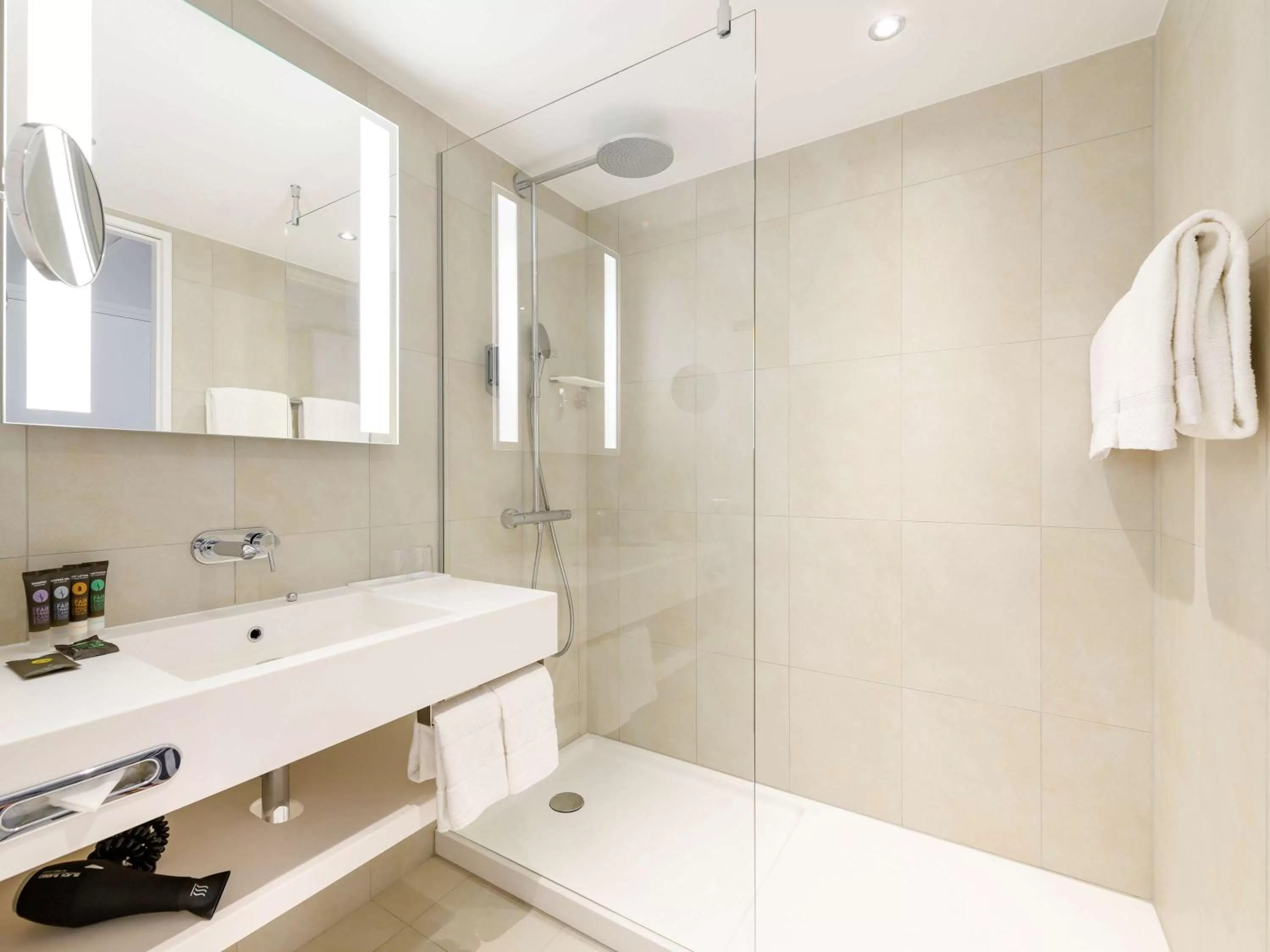 Photo of the whole room in Novotel Wien Hauptbahnhof