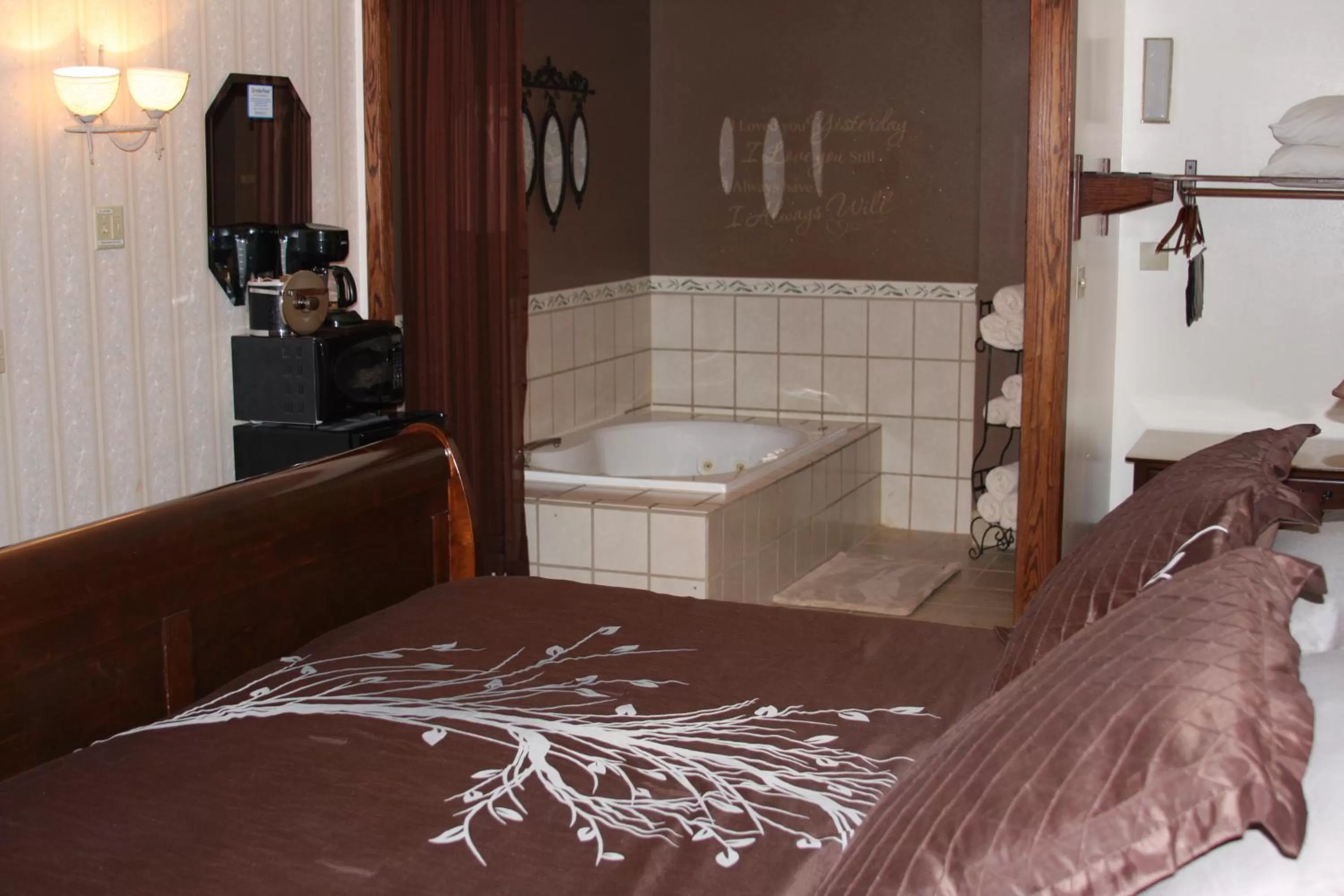 Bed in Gladstone Inn and Suites