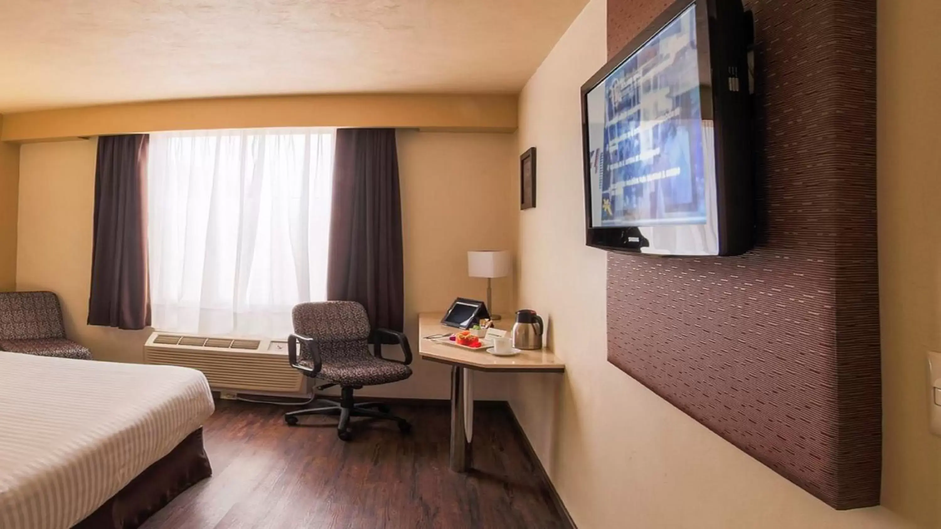Bedroom, TV/Entertainment Center in Holiday Inn Orizaba, an IHG Hotel