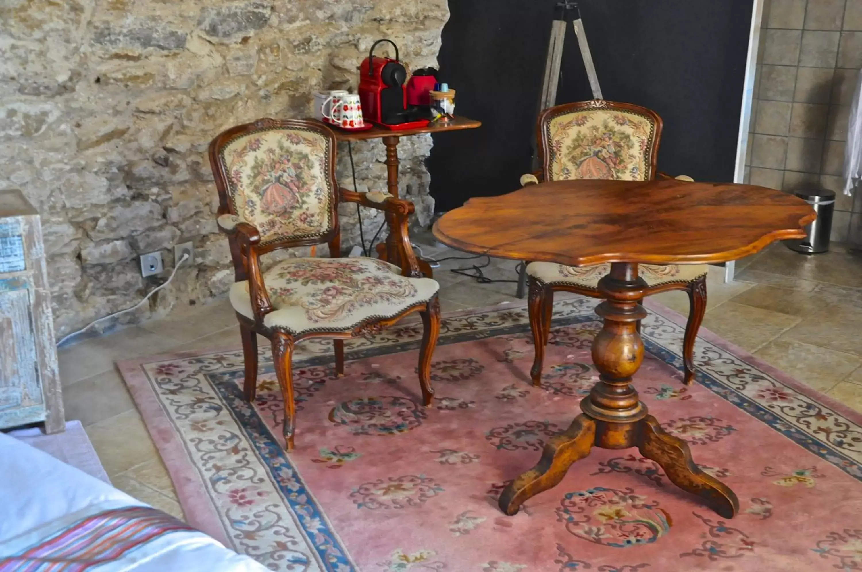 Coffee/tea facilities, Seating Area in Le Clos du Cher en Beaujolais