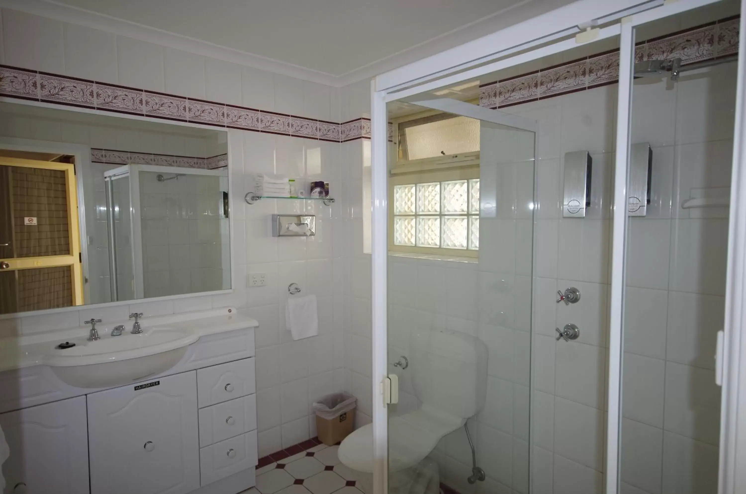 Bathroom in Ensenada Motor Inn and Suites