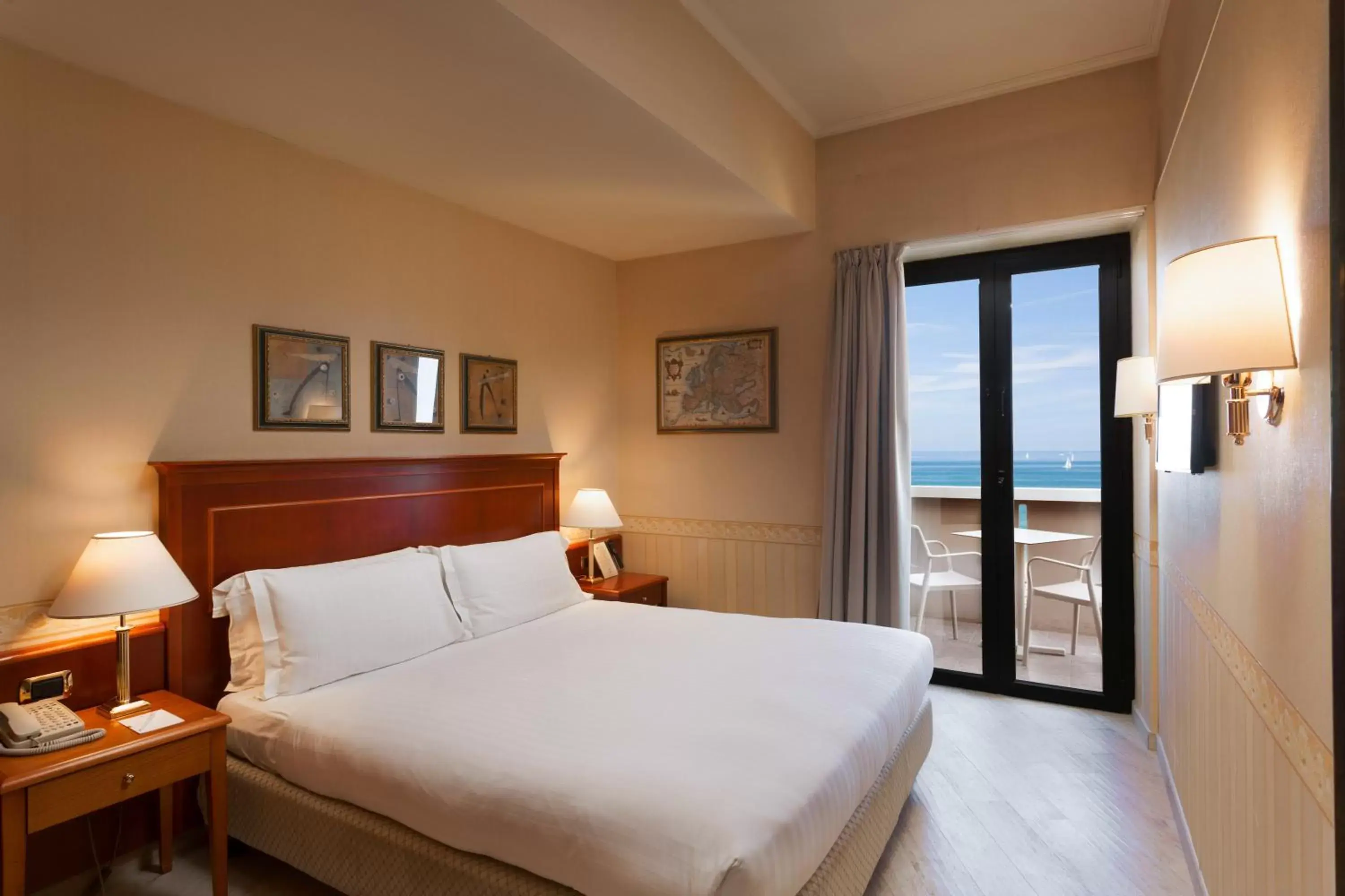 Sea view, Bed in Hotel Imperiale Rimini & SPA