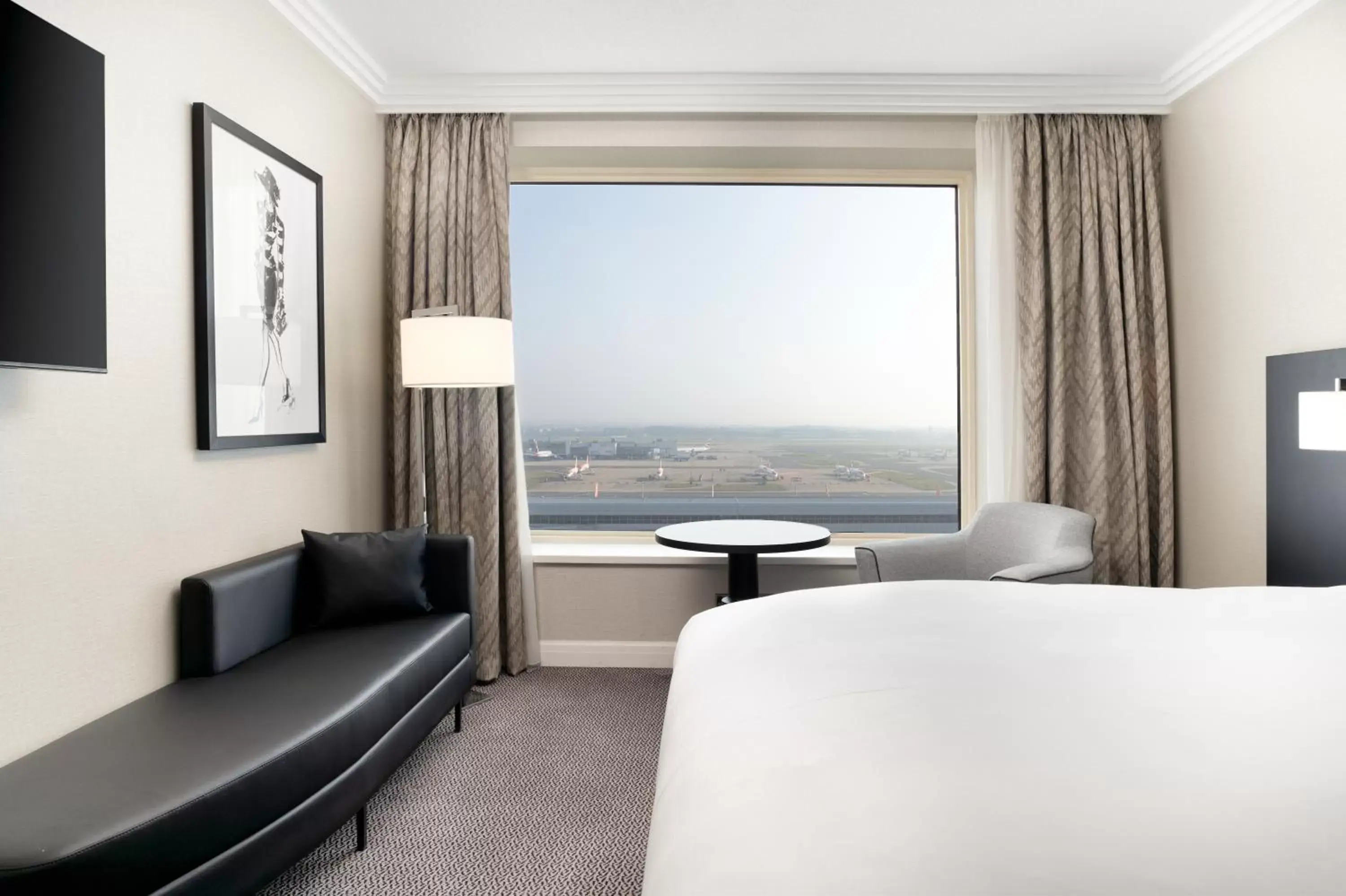 Superior Queen Room with Runway View in Sofitel London Gatwick Superior Queen Room with Runway View in Sofitel London Gatwick