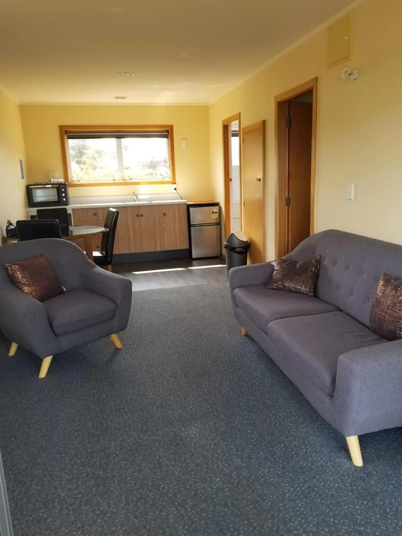 Kitchen or kitchenette, Seating Area in Alpine View Motel