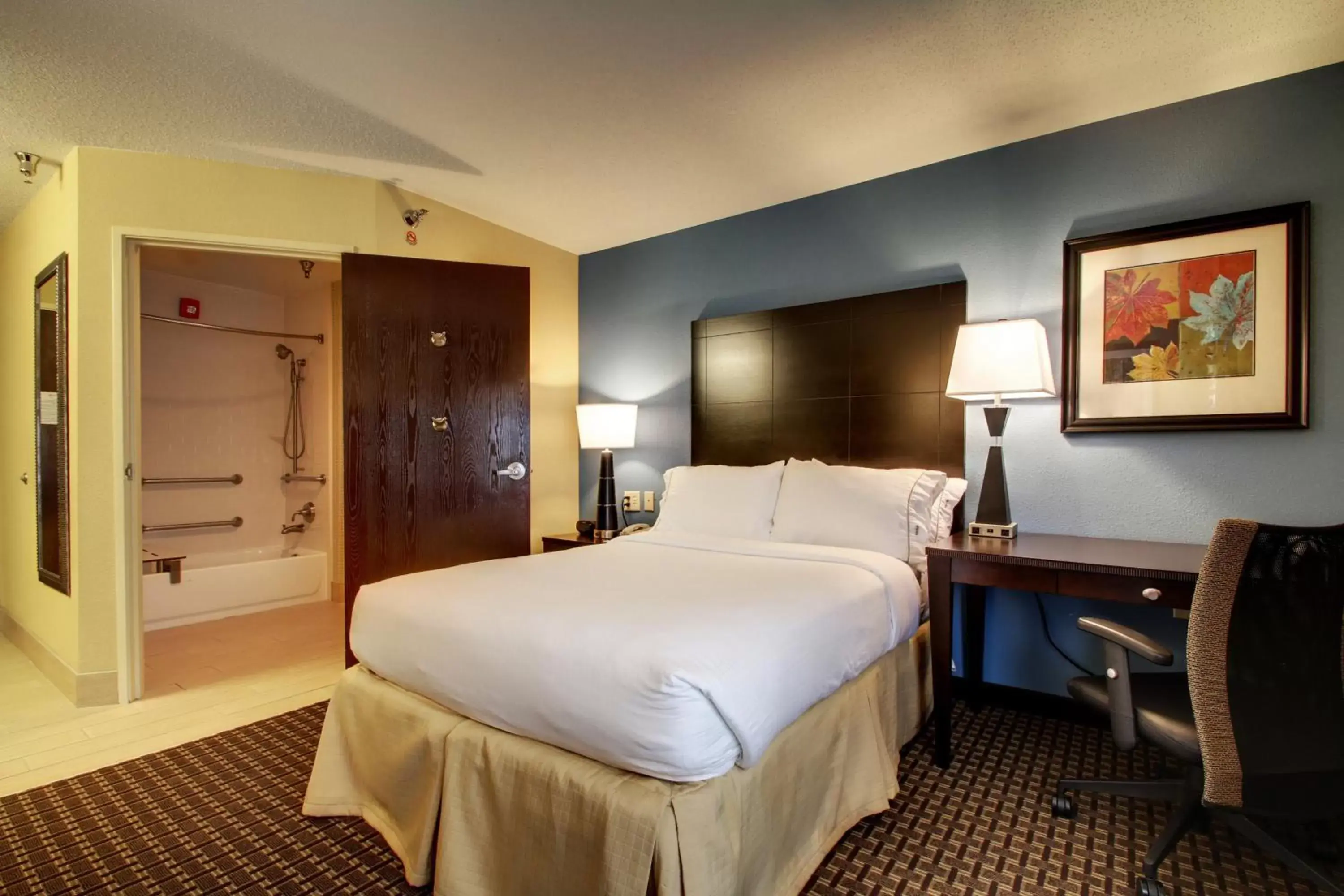 Photo of the whole room, Bed in Holiday Inn Express Hotel Fort Campbell-Oak Grove, an IHG Hotel