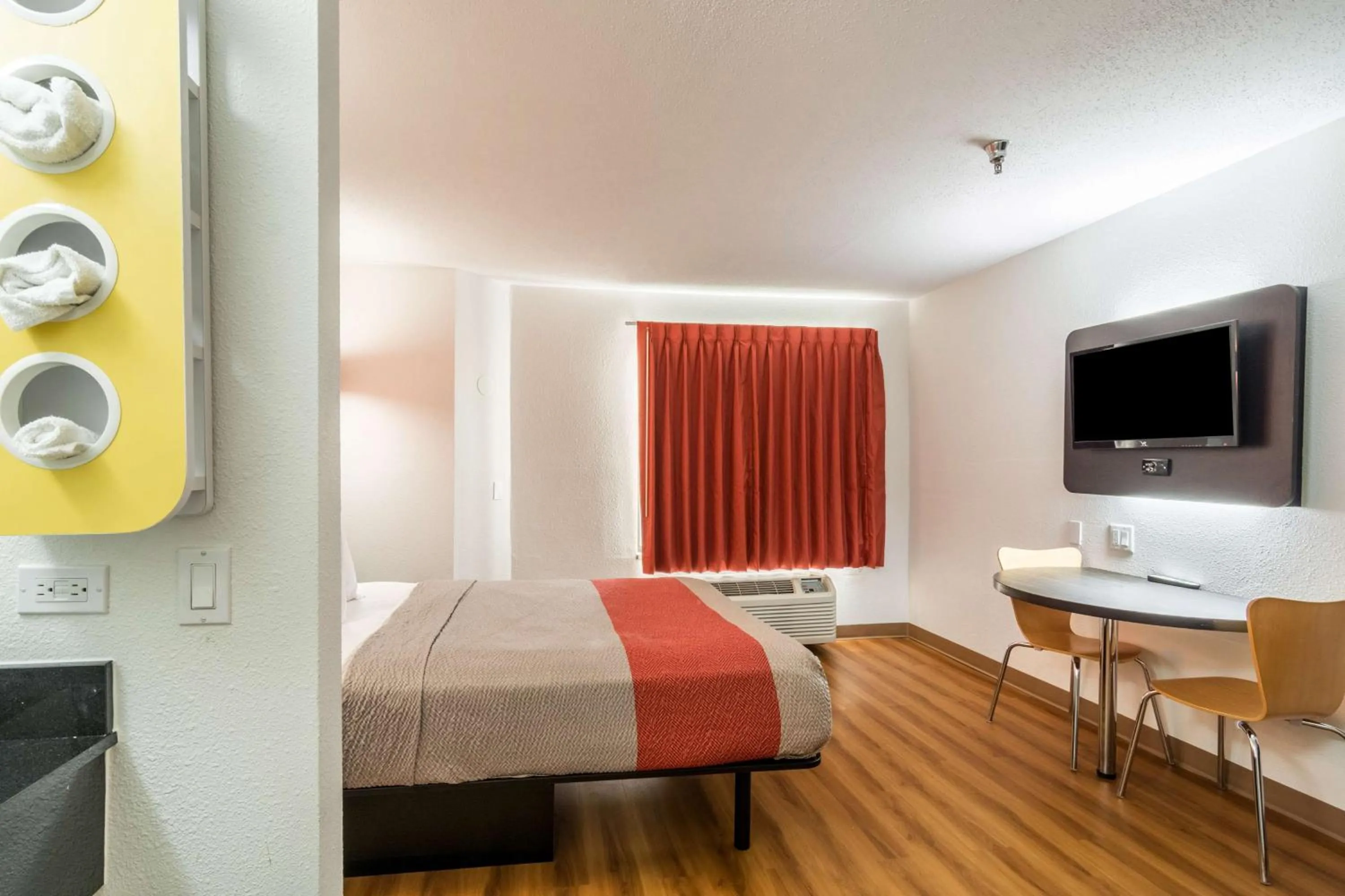 Photo of the whole room, Bed in Motel 6-Harvey, IL