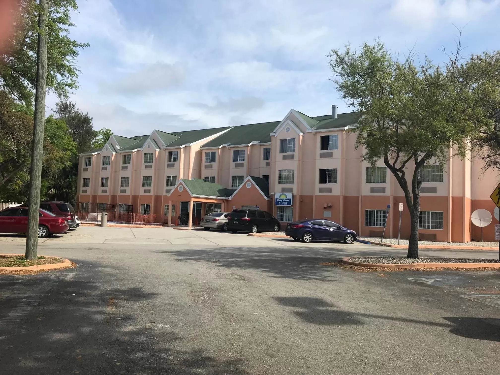 Facade/entrance in Days Inn & Suites by Wyndham Tampa/Raymond James Stadium