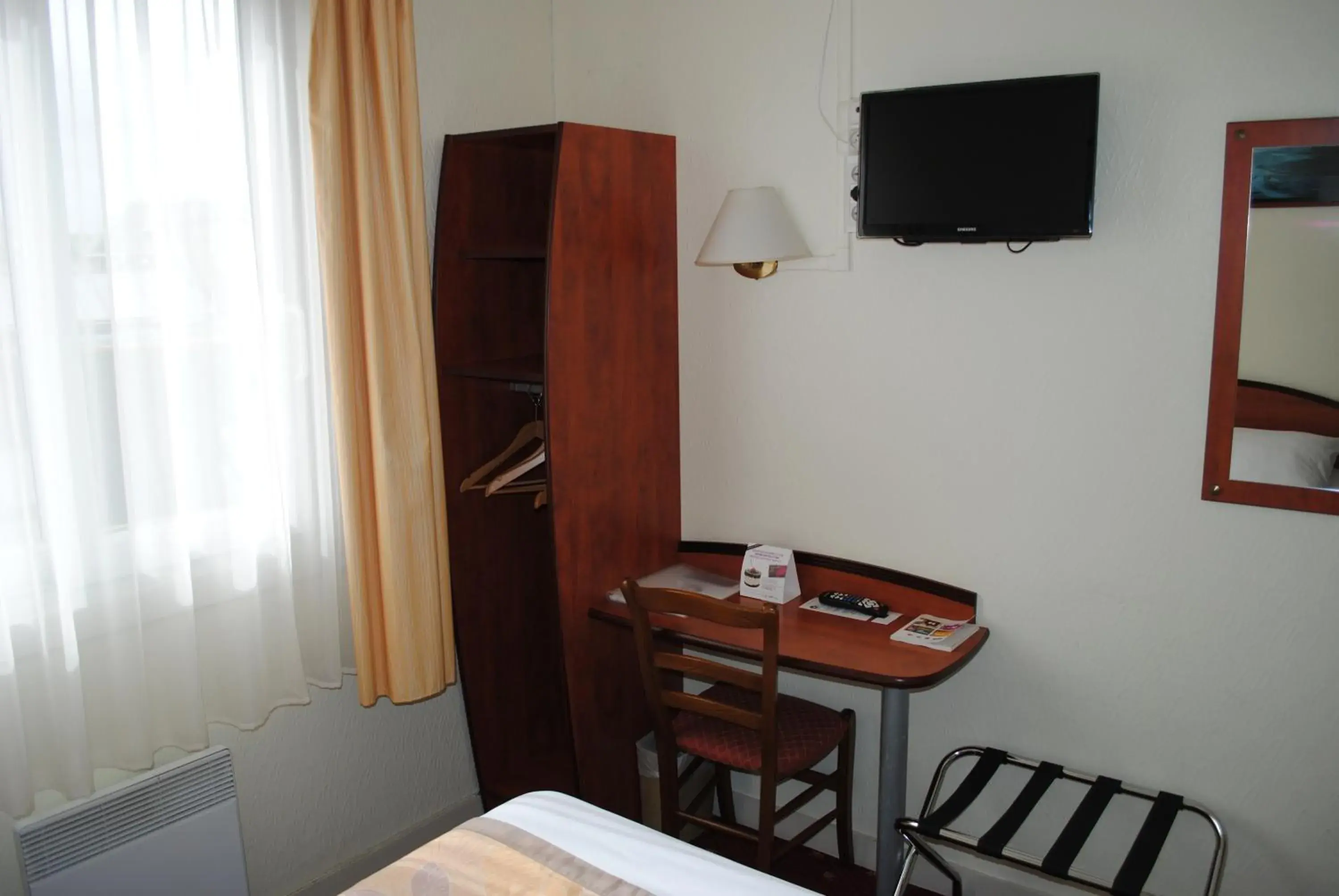 Photo of the whole room, TV/Entertainment Center in Hotel Le Goelo - Port de Paimpol