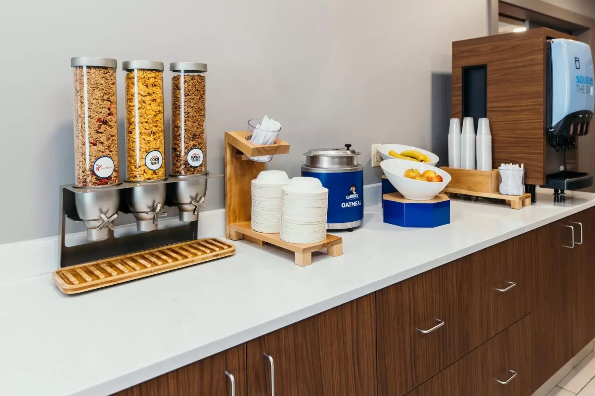 Breakfast, Kitchen/Kitchenette in Holiday Inn Express and Suites Urbandale Des Moines, an IHG Hotel