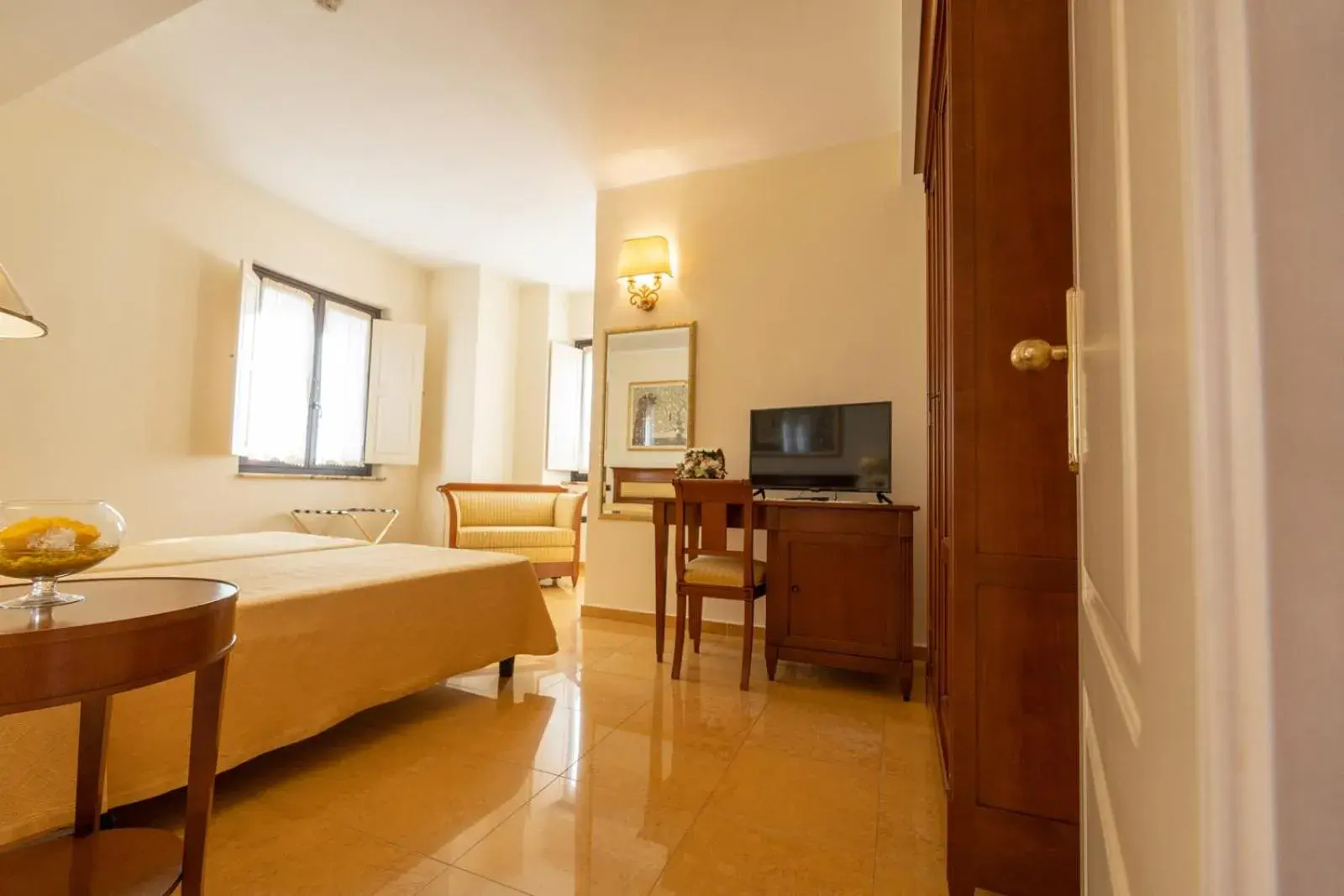 Bedroom, TV/Entertainment Center in Hotel Ristorante Vecchia Vibo