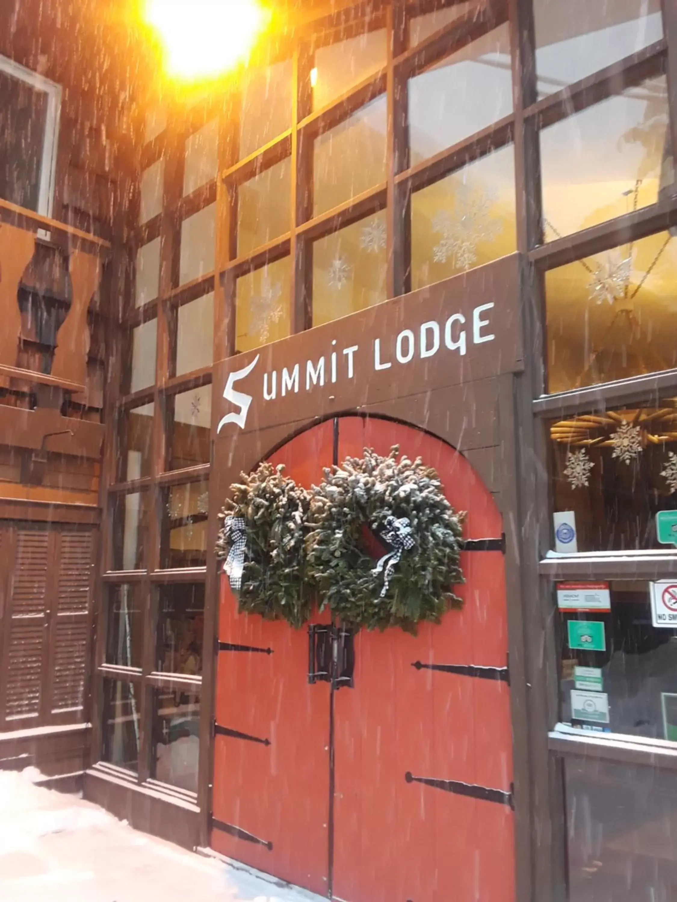 Facade/entrance in Summit Lodge