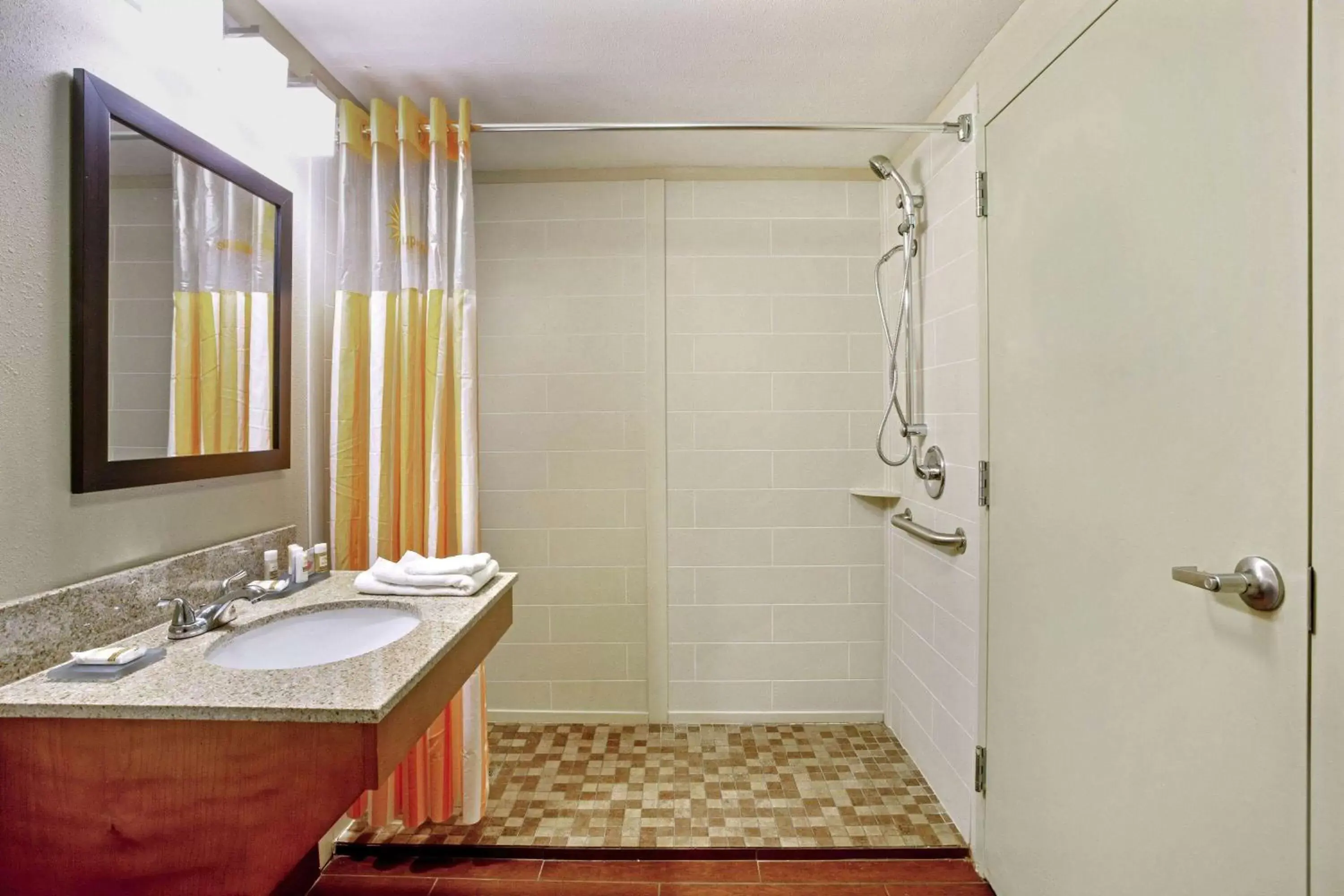 Shower, Bathroom in La Quinta by Wyndham Williamsburg Historic Area